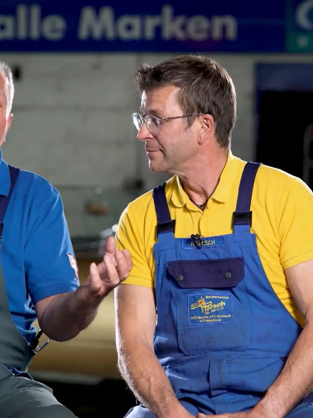 Bild zu: "E-Auto gegen Kraftstoff-Fahrzeug"