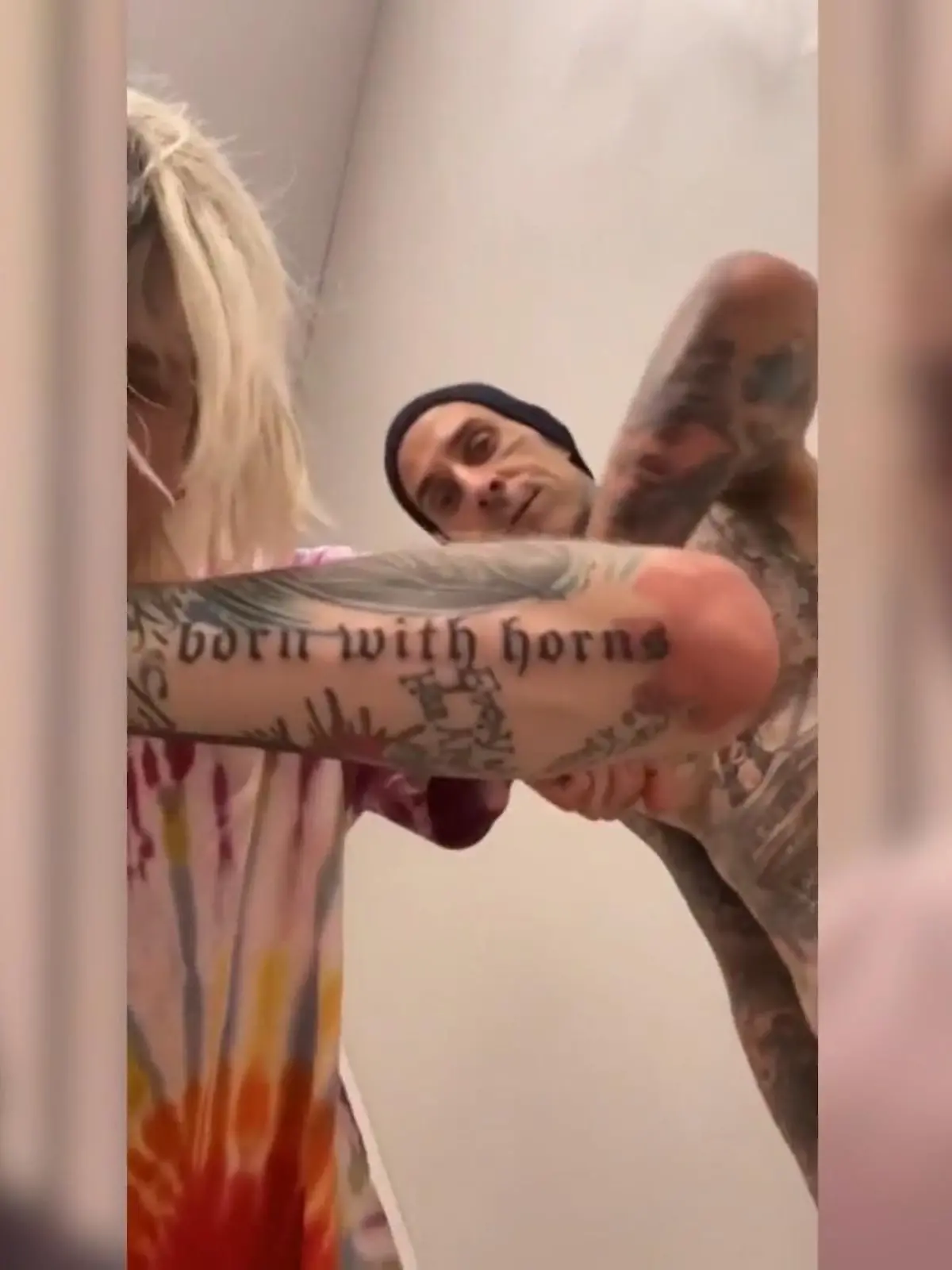 Bild zu: "Machine Gun Kelly leistet sich Tattoo-Fail"
