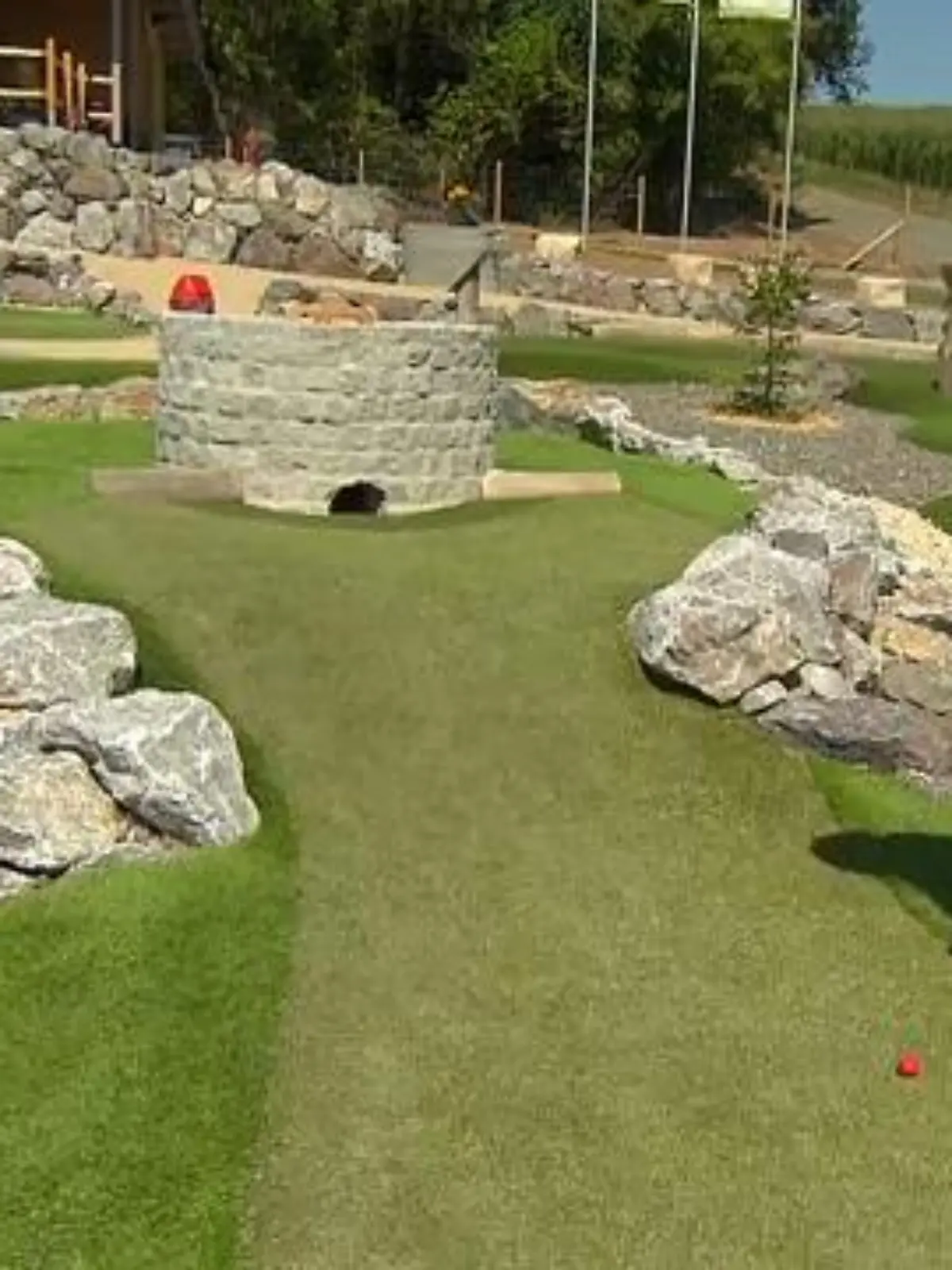 Golf ist langweilig und wird meistens auf grauen Betonplatten gespielt? Diese Meinung hatte auch unsere RTL-Reporterin Johanna Nies. Trotzdem hat sie sich Schläger und Ball geschnappt und ihr Glück auf den Bahnen von Adventure Golf im hessischen Edertal versucht. Ob es am Ende zu einem profimäßigen Hole-in-one gereicht hat und Johanna doch noch zum Golffan geworden ist, verraten wir im Video.