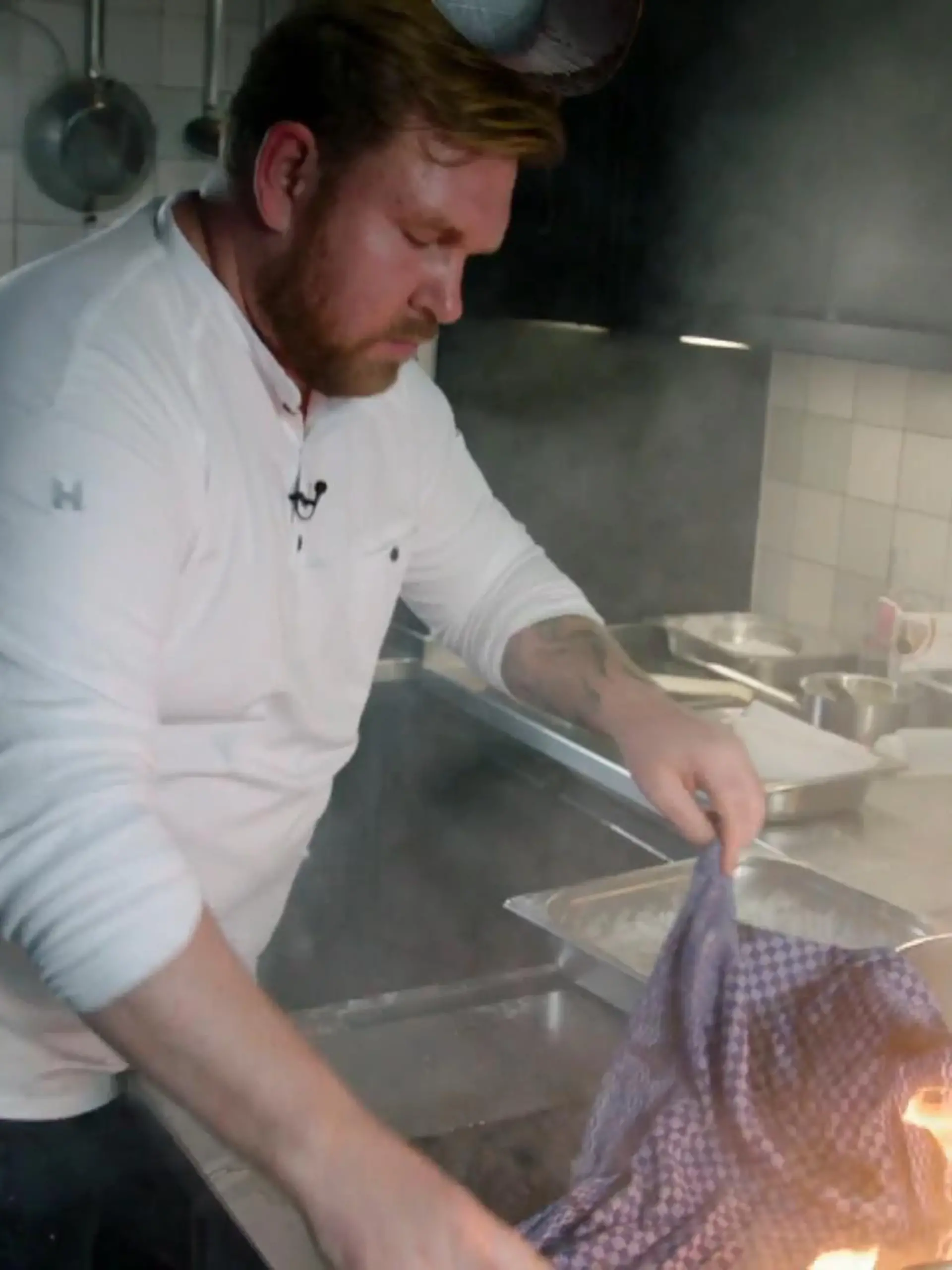 Bild zu: "Björn Swanson gerät bei „Kitchen Impossible“ ein wenig in Stress."