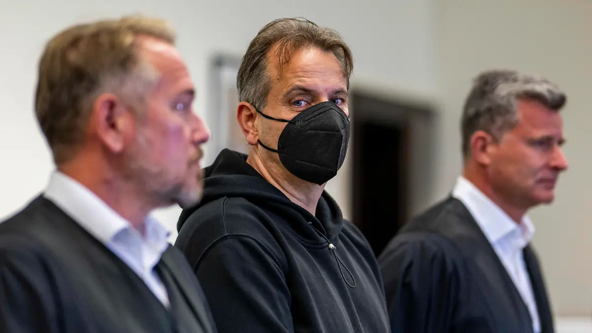 30.08.2023, Nordrhein-Westfalen, Paderborn: Wilfried W. steht zu Prozessbeginn inmitten seiner Anwälte Carsten Ernst (l) und Detlev Otto Binder. Rund dreieinhalb Jahre nach den Urteilen im Prozess um den Fall des ·Horror-Hauses· in Höxter prüft das Landgericht Paderborn, ob gegen den verurteilten Täter nachträglich eine Sicherungsverwahrung verhängt werden muss. Angesetzt sind fünf Verhandlungstage. Foto: David Inderlied/dpa +++ dpa-Bildfunk +++
