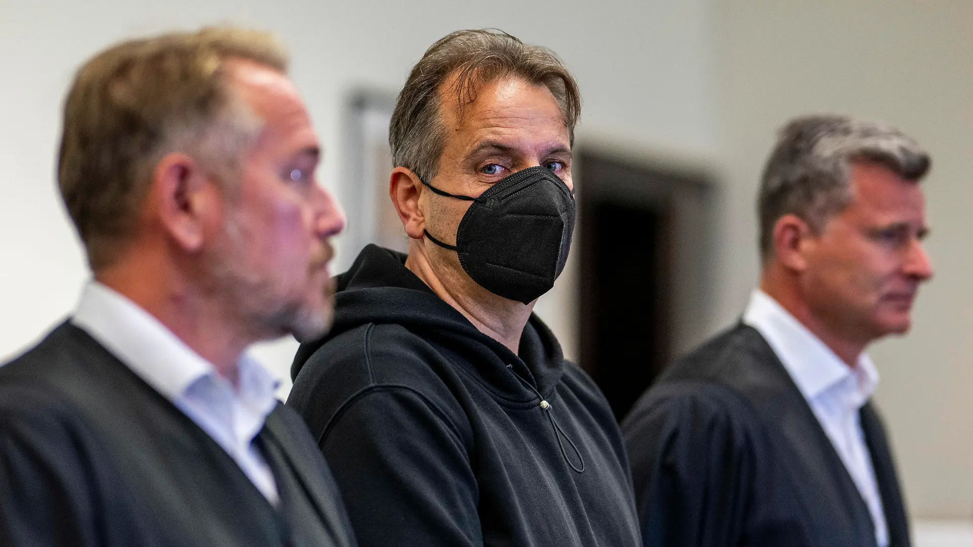 30.08.2023, Nordrhein-Westfalen, Paderborn: Wilfried W. steht zu Prozessbeginn inmitten seiner Anwälte Carsten Ernst (l) und Detlev Otto Binder. Rund dreieinhalb Jahre nach den Urteilen im Prozess um den Fall des ·Horror-Hauses· in Höxter prüft das Landgericht Paderborn, ob gegen den verurteilten Täter nachträglich eine Sicherungsverwahrung verhängt werden muss. Angesetzt sind fünf Verhandlungstage. Foto: David Inderlied/dpa +++ dpa-Bildfunk +++