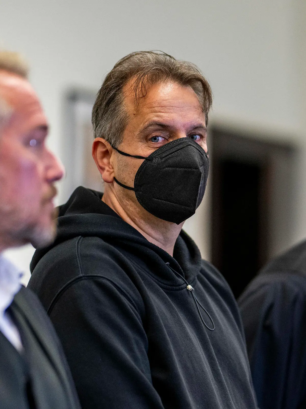 30.08.2023, Nordrhein-Westfalen, Paderborn: Wilfried W. steht zu Prozessbeginn inmitten seiner Anwälte Carsten Ernst (l) und Detlev Otto Binder. Rund dreieinhalb Jahre nach den Urteilen im Prozess um den Fall des ·Horror-Hauses· in Höxter prüft das Landgericht Paderborn, ob gegen den verurteilten Täter nachträglich eine Sicherungsverwahrung verhängt werden muss. Angesetzt sind fünf Verhandlungstage. Foto: David Inderlied/dpa +++ dpa-Bildfunk +++