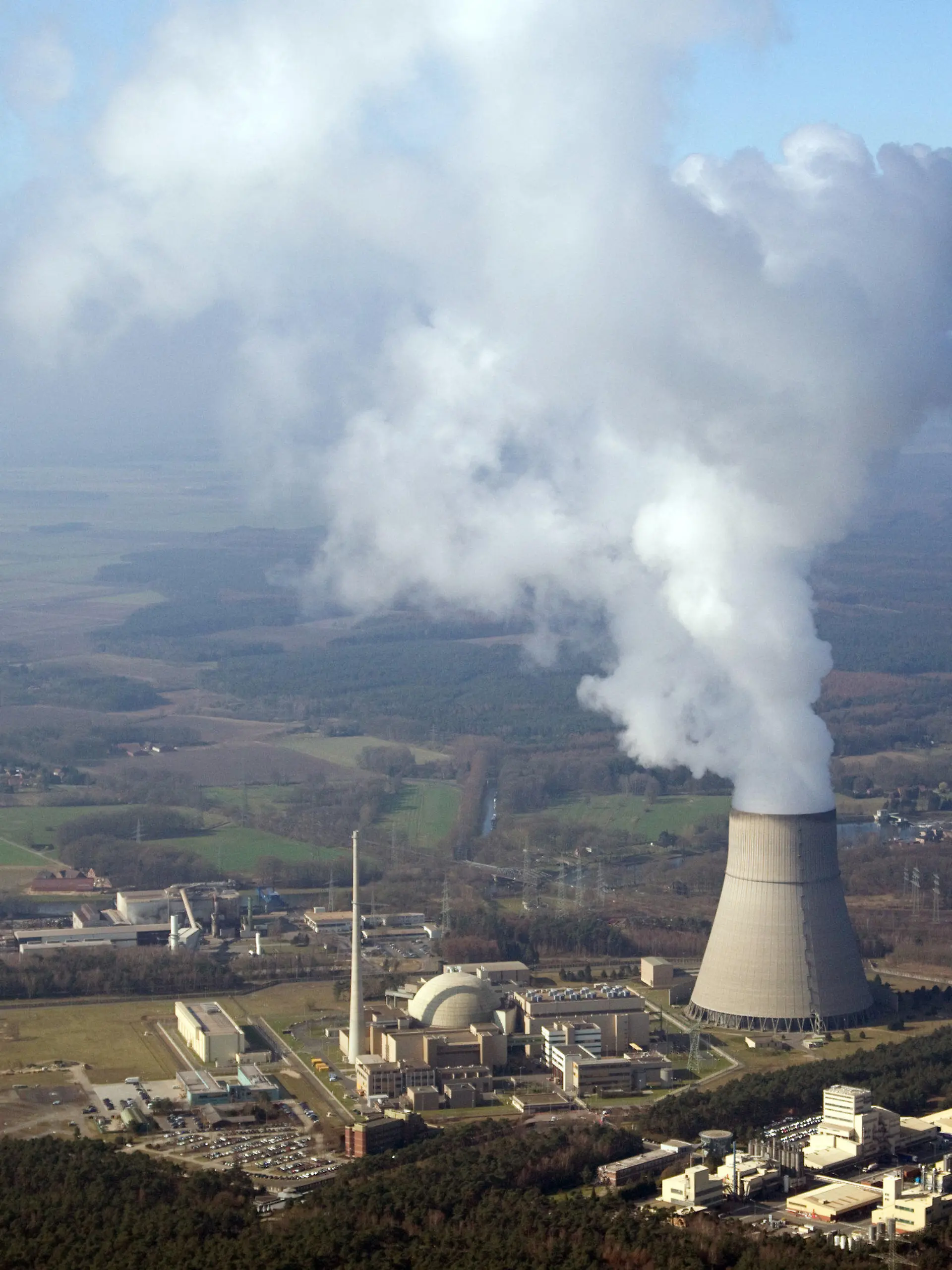 ARCHIV - Luftbild vom Kernkraftwerk Emsland (KKE), aufgenommen am 29.03.2011 in Lingen (Landkreis Emsland). Ab Samstag (21.05.2011) liefern nur noch vier der 17 deutschen Atomkraftwerke Strom. Das geht aus Angaben der Aufsichtsbehörden und Betreiber hervor. Neben den im Rahmen des Atommoratoriums stillstehenden acht AKW und weiterer sich in Revisionen befindenden Anlagen geht das RWE-Kernkraftwerk Emsland bei Lingen für drei Wochen vom Netz. Foto: Friso Gentsch dpa  +++(c) dpa - Bildfunk+++