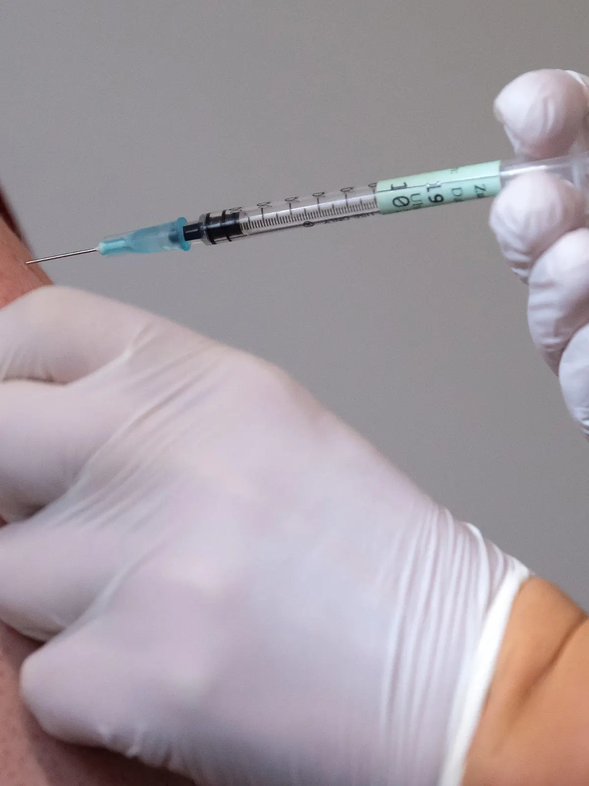 ARCHIV - 19.11.2021, Bayern, Haar: ILLUSTRATION - Ein Mann bekommt im Impfzentrum seine Booster-Impfung (Biontech/Pfizer) gegen das Coronavirus. Die angebliche Zahl schwerer Nebenwirkungen der Corona-Impfungen sind seit Monaten ein Zankapfel in Politik und Gesellschaft. (zu dpa: Gesundheitsministerium löschte Corona-Tweet: Was steckt dahinter?) Foto: Sven Hoppe/dpa +++ dpa-Bildfunk +++