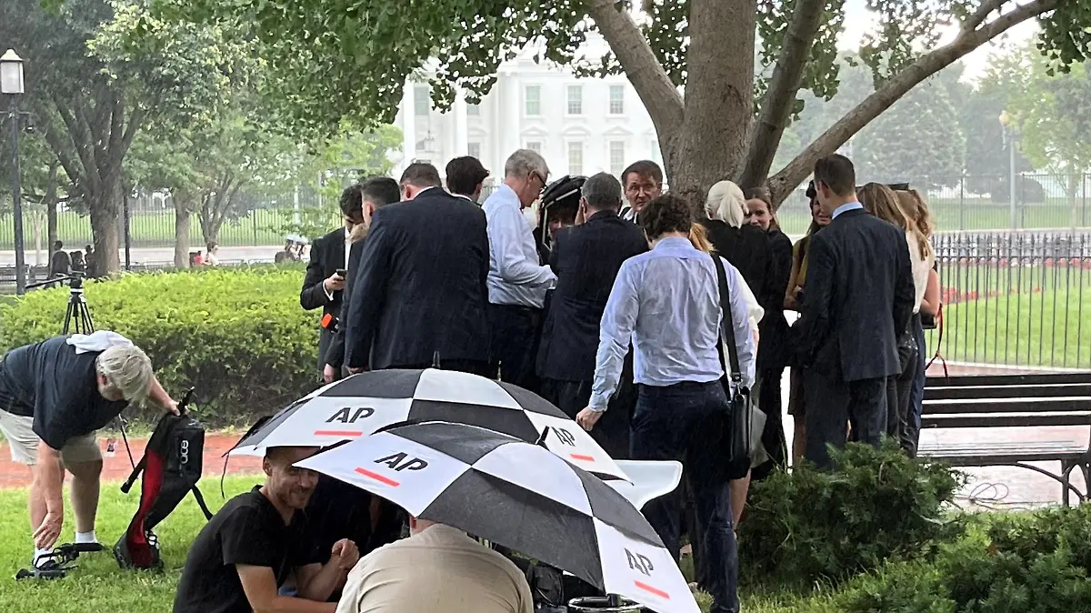 Nach dem Interview steht Karl Lauterbach plötzlich im Regen.