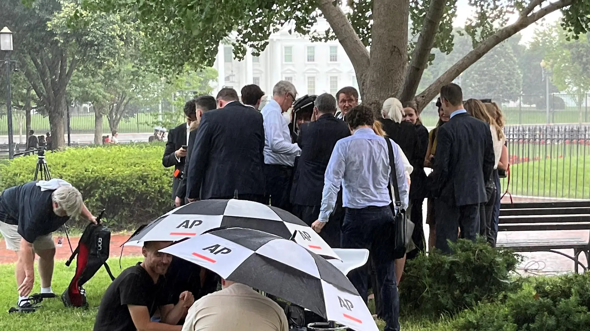 Nach dem Interview steht Karl Lauterbach plötzlich im Regen.