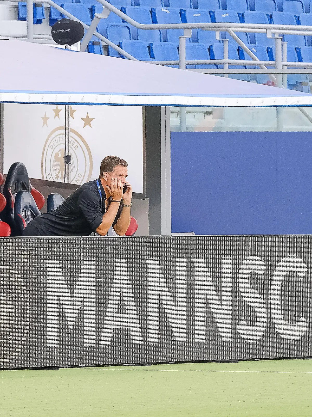 Oliver Bierhoff am Telefon, davor auf der Bander der Schriftzug "Die Mannschaft", ITA, Italien vs. Deutschland, Fussball, Uefa Nations League, 1. Spieltag, Saison 2022, 04.06.2022, Foto: EIBNER/Michael Bermel
