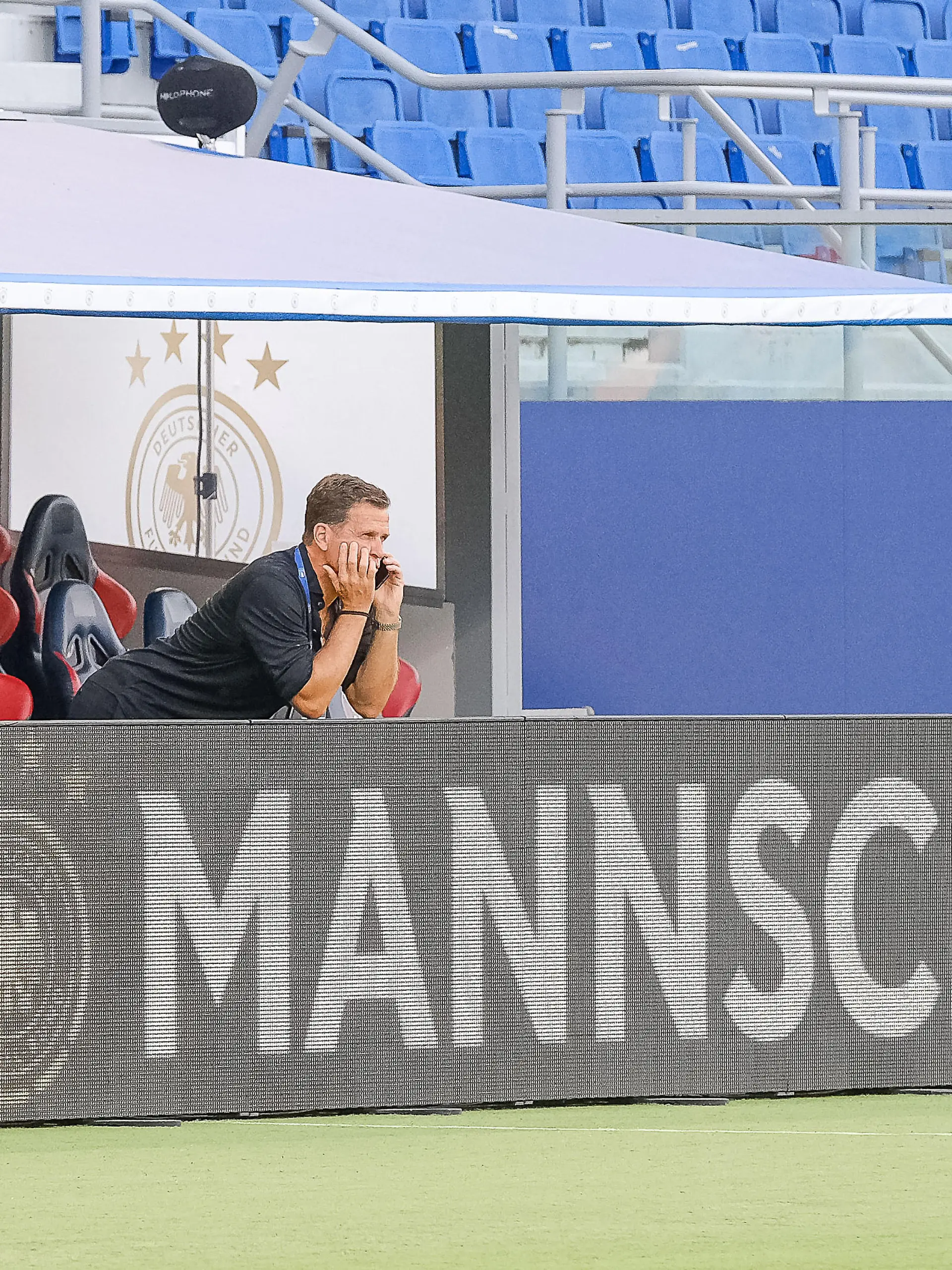 Oliver Bierhoff am Telefon, davor auf der Bander der Schriftzug "Die Mannschaft", ITA, Italien vs. Deutschland, Fussball, Uefa Nations League, 1. Spieltag, Saison 2022, 04.06.2022, Foto: EIBNER/Michael Bermel