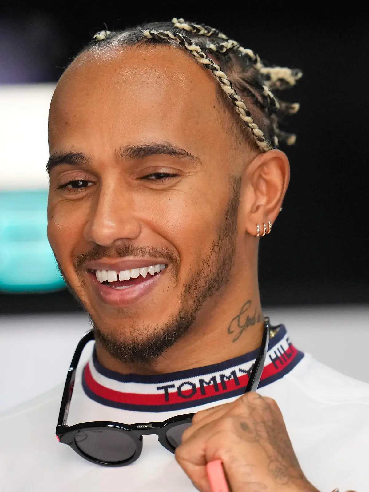 22.07.2022, Frankreich, Le Castellet: Motorsport: Formel-1-Weltmeisterschaft, vor dem Grand Prix von Frankreich, vor dem 1. Freien Training: Lewis Hamilton aus Großbritannien vom Team Mercedes lächelt vor dem Start des ersten Freien Trainings. Der Große Preis von Frankreich findet am 24.07.2022 statt. Foto: Manu Fernandez/AP/dpa +++ dpa-Bildfunk +++