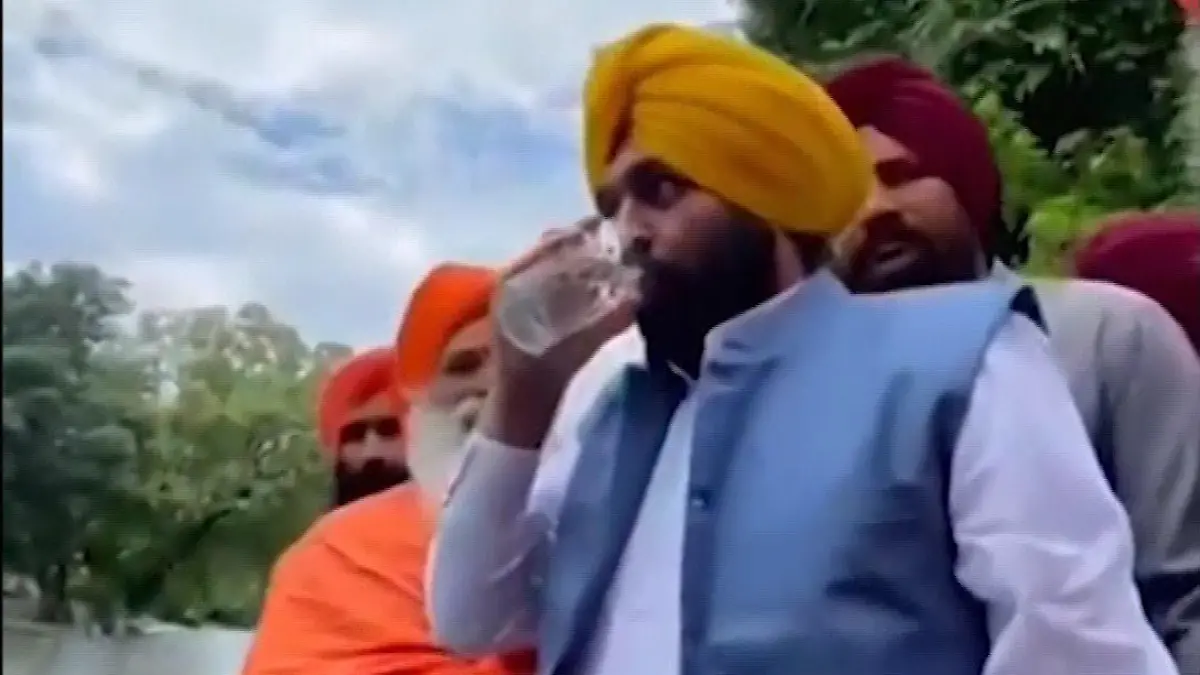 Bhagwant Mann trinkt von dem Wasser des Kali Bein.