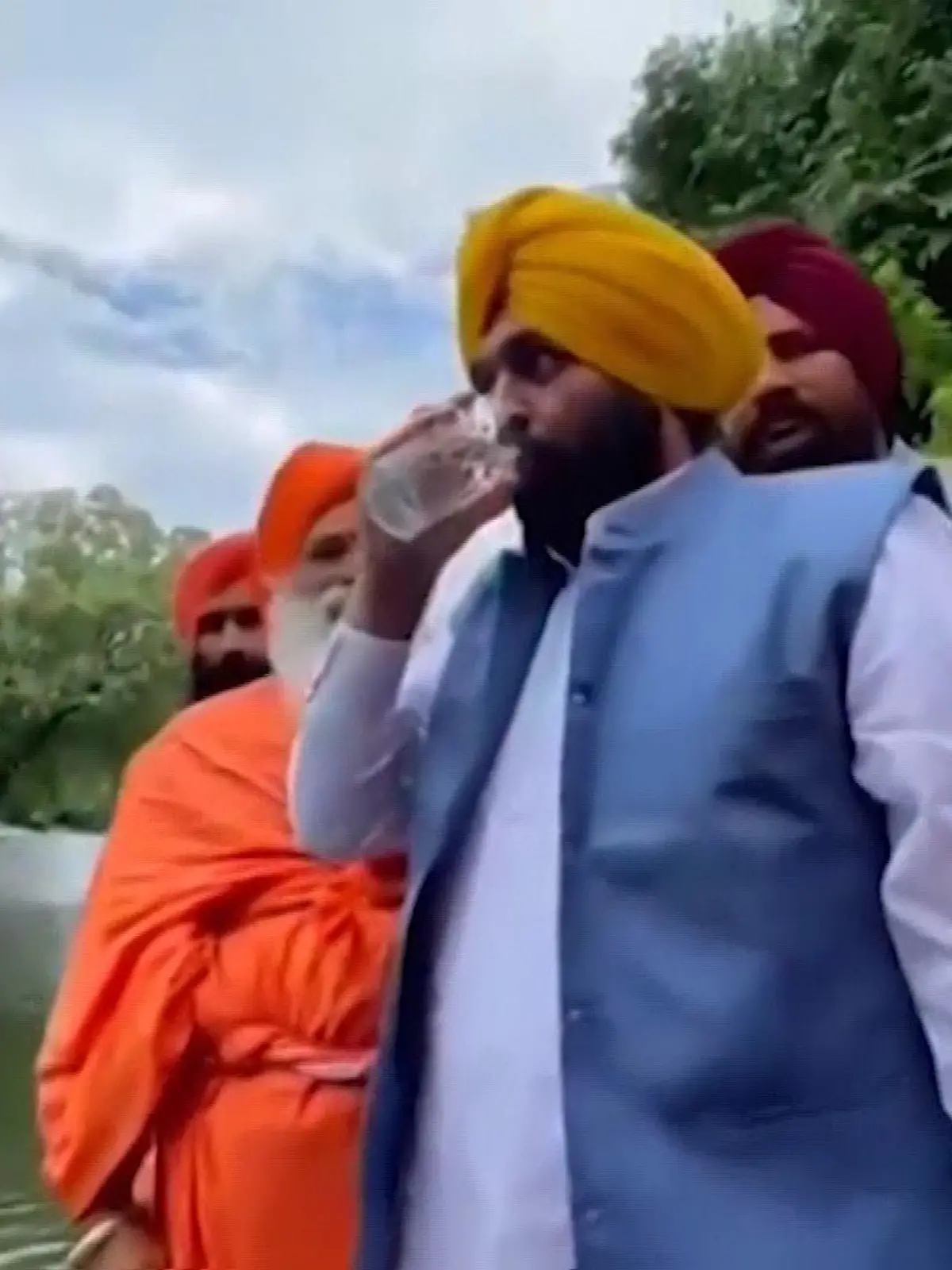 Bhagwant Mann trinkt von dem Wasser des Kali Bein.
