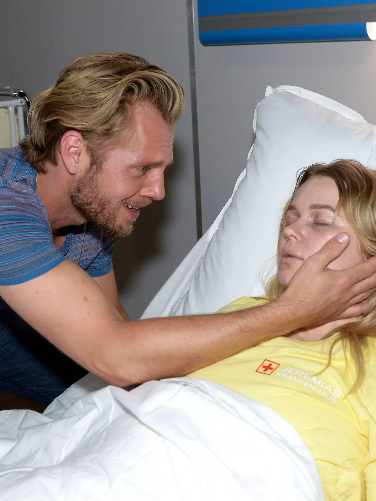 Paul (Niklas Osterloh) gerät in Sorge, als Gina (Isabel Hinz) das Bewusstsein verliert.

Die Verwendung des sendungsbezogenen Materials ist nur mit dem Hinweis und Verlinkung auf RTL+ gestattet.