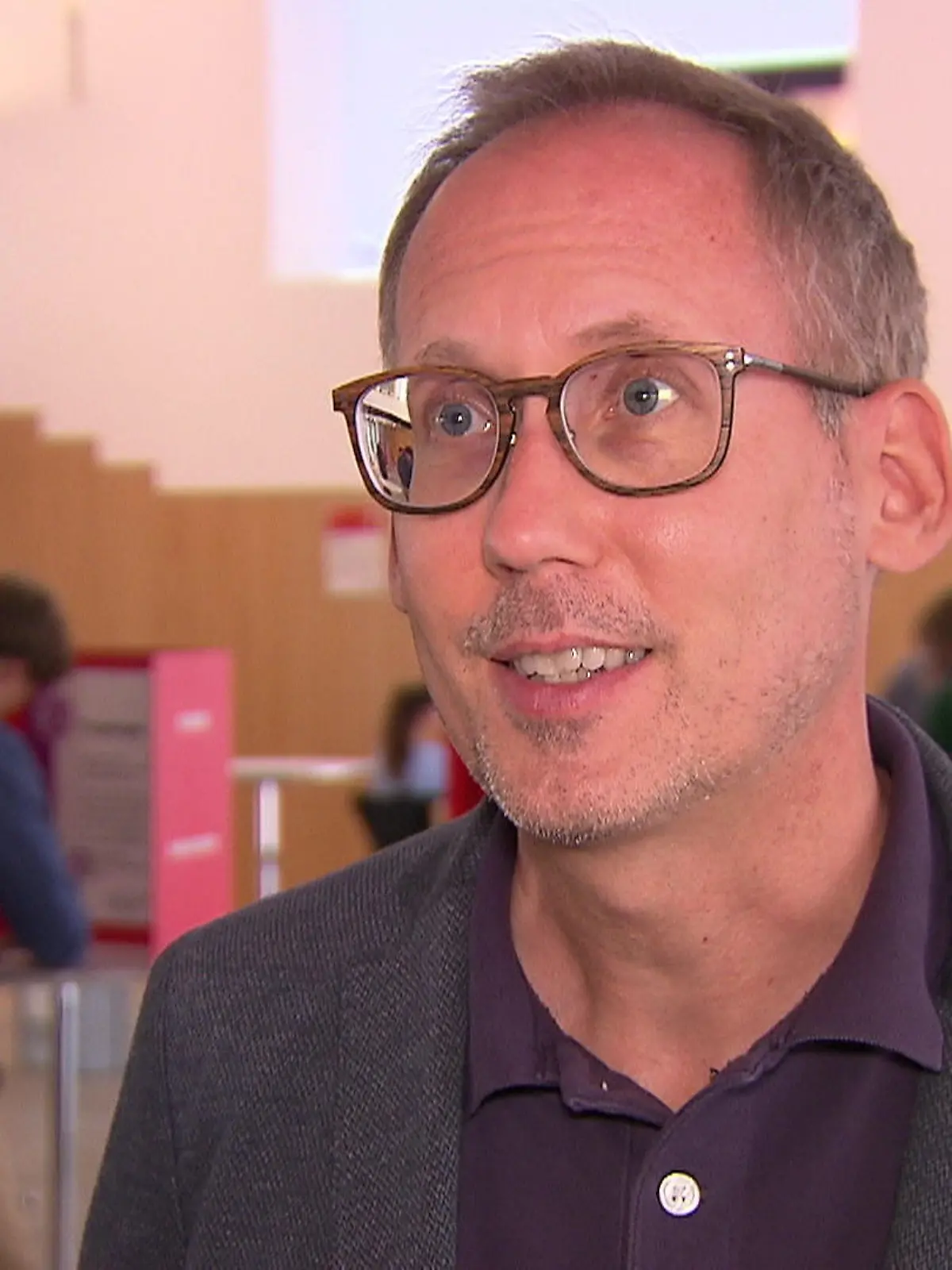 Nadel rein und Spender sein: Klingt doch eigentlich ganz einfach, oder? Für Kai Klose (Bündnis’90/Die Grünen) hat der kleine Piks eine ganz besondere Bedeutung: Er wollte schon vor einem Jahrzehnt gerne blutspenden gehen. Wurde jedoch damals wieder nach Hause geschickt. Der Grund: seine sexuelle Orientierung. Nun darf er aber an die Nadel. Wie seine Blutspende abgelaufen ist – im Video!