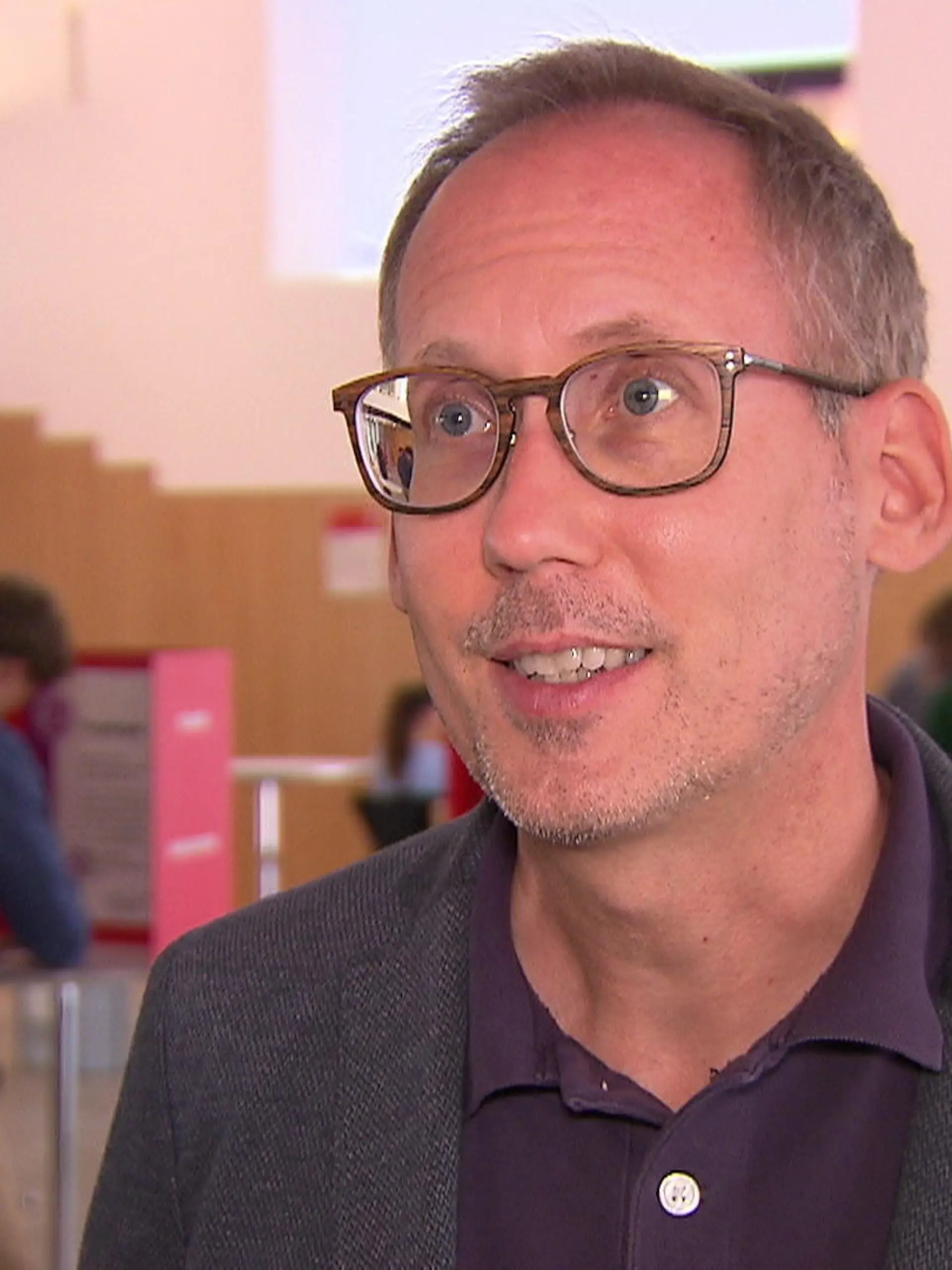 Nadel rein und Spender sein: Klingt doch eigentlich ganz einfach, oder? Für Kai Klose (Bündnis’90/Die Grünen) hat der kleine Piks eine ganz besondere Bedeutung: Er wollte schon vor einem Jahrzehnt gerne blutspenden gehen. Wurde jedoch damals wieder nach Hause geschickt. Der Grund: seine sexuelle Orientierung. Nun darf er aber an die Nadel. Wie seine Blutspende abgelaufen ist – im Video!