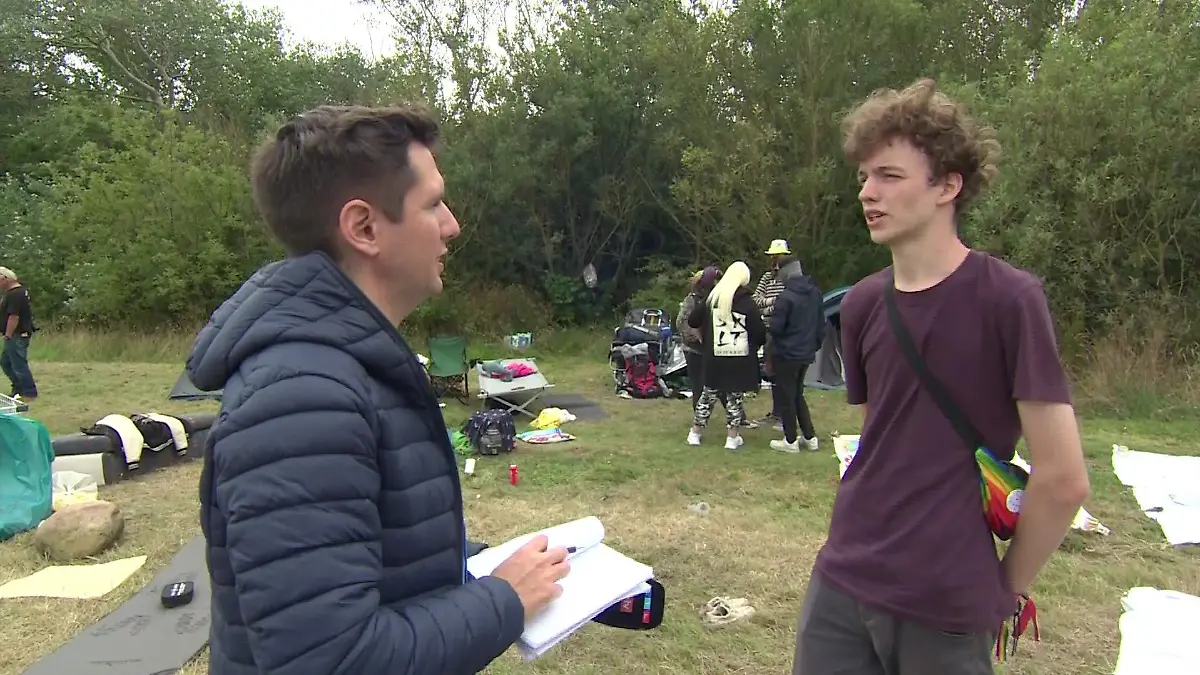 Punks auf Sylt. Seit Montag (24. Juli 2023) protestieren sie in Tinnum auf einer Wiese.