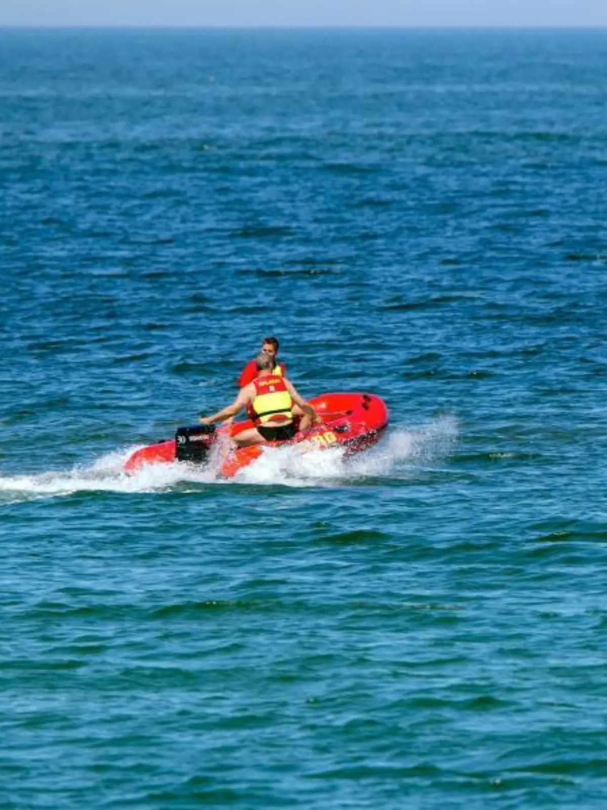 Rettungsschwimmer der DLRG bei einem Einsatz auf der Ostsee