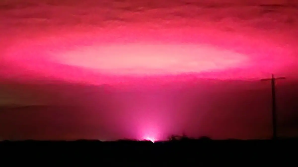 SONDERKONDITIONEN: Satzpreis!
See SWNS story SWBRredlights.
Residents in an Australian town wondered if Stranger Things had become real when they saw mysterious red lights in the night sky on Wednesday (20 July). The unusual sight was captured on camera by Tammy Szumowski, a resident of Mildura in northern Victoria. Posting her pictures online, Tammy wrote: Just took these photo's at Merbein south!! Any Ideas what it is people? Aliens?? Stranger Things. The explanation was more down-to-earth, however. The lights were confirmed by medical marijuana grower Cann Pharmaceutical to have come from a commercial harvesting shed where the doors had been left open. A Cann spokesperson told ABC News they were testing a new room that's come into commission. / action press