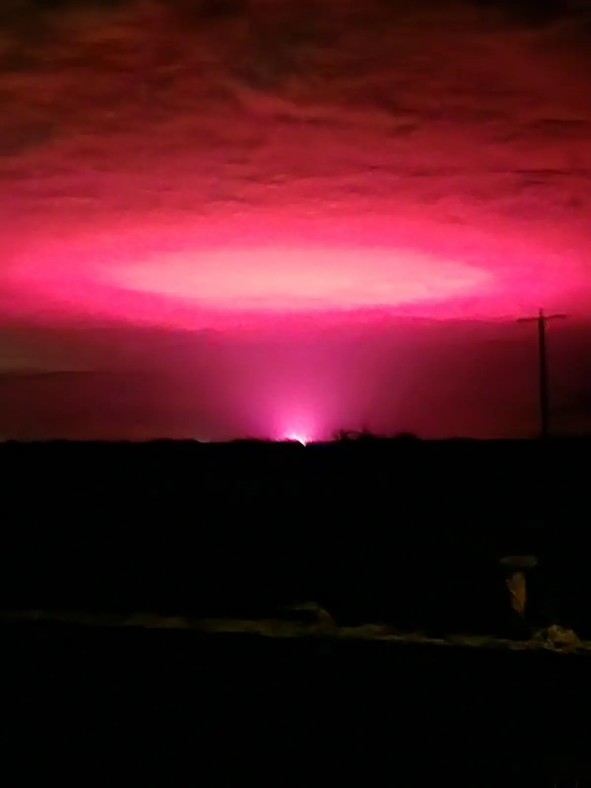 SONDERKONDITIONEN: Satzpreis!
See SWNS story SWBRredlights.
Residents in an Australian town wondered if Stranger Things had become real when they saw mysterious red lights in the night sky on Wednesday (20 July). The unusual sight was captured on camera by Tammy Szumowski, a resident of Mildura in northern Victoria. Posting her pictures online, Tammy wrote: Just took these photo's at Merbein south!! Any Ideas what it is people? Aliens?? Stranger Things. The explanation was more down-to-earth, however. The lights were confirmed by medical marijuana grower Cann Pharmaceutical to have come from a commercial harvesting shed where the doors had been left open. A Cann spokesperson told ABC News they were testing a new room that's come into commission. / action press