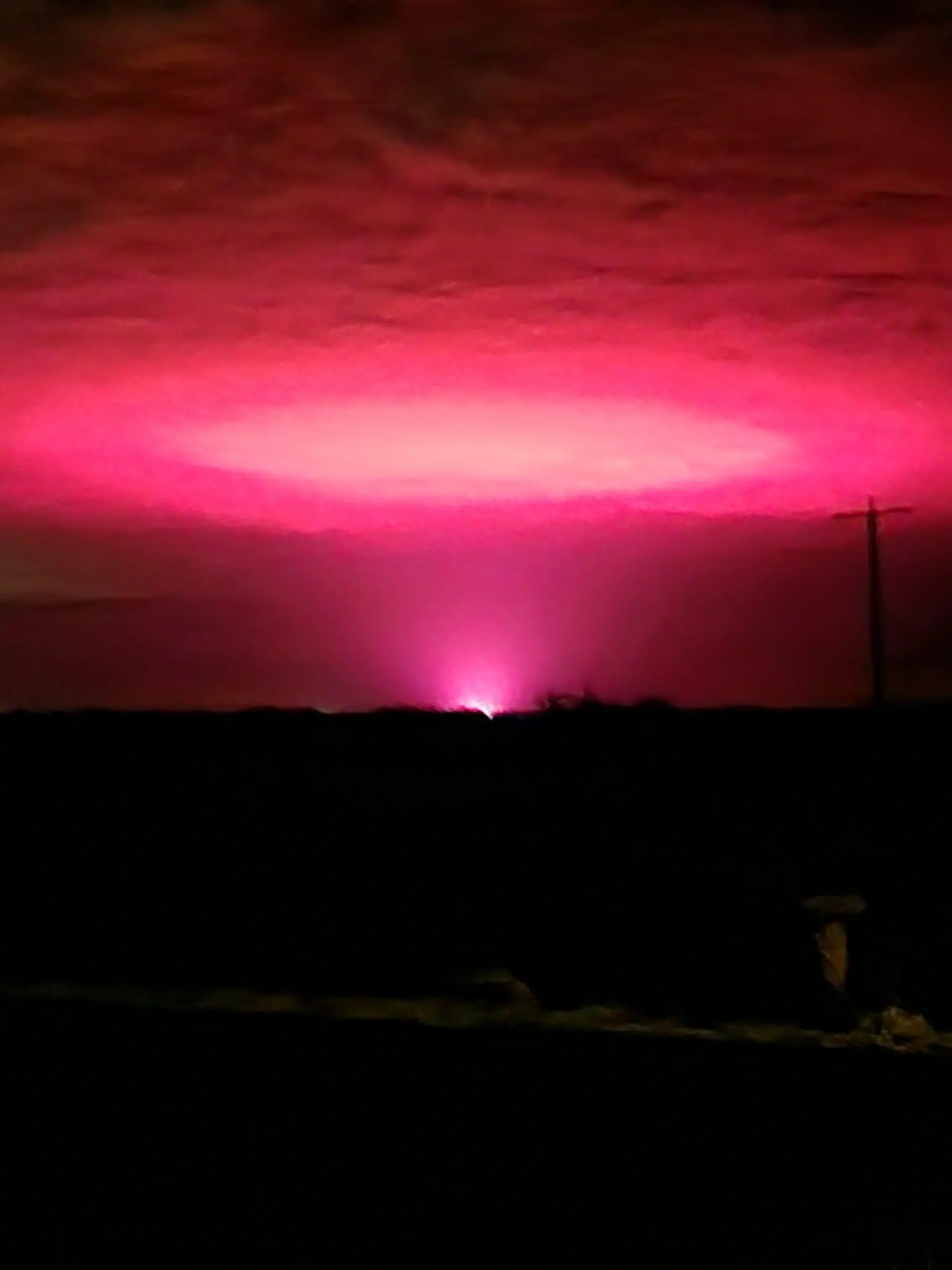 SONDERKONDITIONEN: Satzpreis!
See SWNS story SWBRredlights.
Residents in an Australian town wondered if Stranger Things had become real when they saw mysterious red lights in the night sky on Wednesday (20 July). The unusual sight was captured on camera by Tammy Szumowski, a resident of Mildura in northern Victoria. Posting her pictures online, Tammy wrote: Just took these photo's at Merbein south!! Any Ideas what it is people? Aliens?? Stranger Things. The explanation was more down-to-earth, however. The lights were confirmed by medical marijuana grower Cann Pharmaceutical to have come from a commercial harvesting shed where the doors had been left open. A Cann spokesperson told ABC News they were testing a new room that's come into commission. / action press
