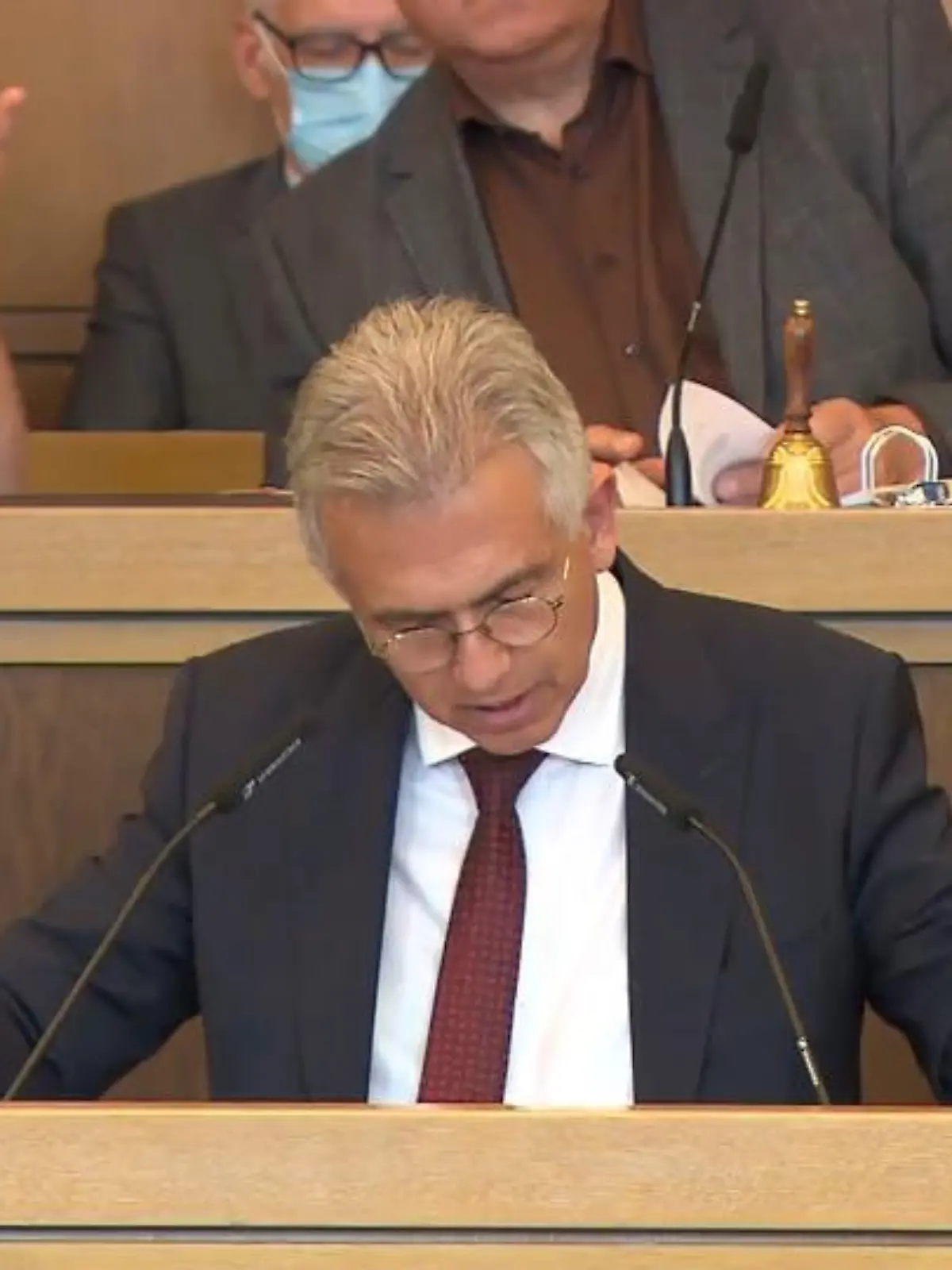 Es ist offiziell: Frankfurts Oberbürgermeister Peter Feldmann hat die Abwahl durch die Stadtverordneten nicht angenommen. Die Frist dafür war in der Nacht zum Freitag verstrichen. „Es ist keine Nachricht des Oberbürgermeisters an die Stadtverordnetenvorsteherin eingegangen“, sagte die Leiterin des Büros der Stadtverordnetenversammlung, Brigitte Palmowsky, am Freitagvormittag der Deutschen Presse-Agentur. Nun sollen die Bürgerinnen und Bürger am 6. November über die Zukunft von Feldmann entscheiden.