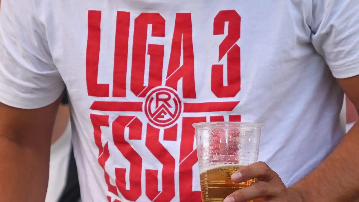 Das Motto der Saison fuer RWE. Rot Weiss Essen vs. Borussia Mönchengladbach, Fussball, Testspiel, Saisonvorbereitung, Saison 2022/2023, 01.07.2022 Rot Weiss Essen vs. Borussia Mönchengladbach, Fussball, Testspiel, Saisonvorbereitung, Saison 2022/2023, 01.07.2022 Essen *** The motto of the season for RWE Rot Weiss Essen vs Borussia Mönchengladbach, football, test match, pre-season, season 2022 2023, 01 07 2022 Rot Weiss Essen vs Borussia Mönchengladbach, football, test match, pre-season, season 2022 2023, 01 07 2022 Essen Copyright: xEibner-Pressefotox EP_THR