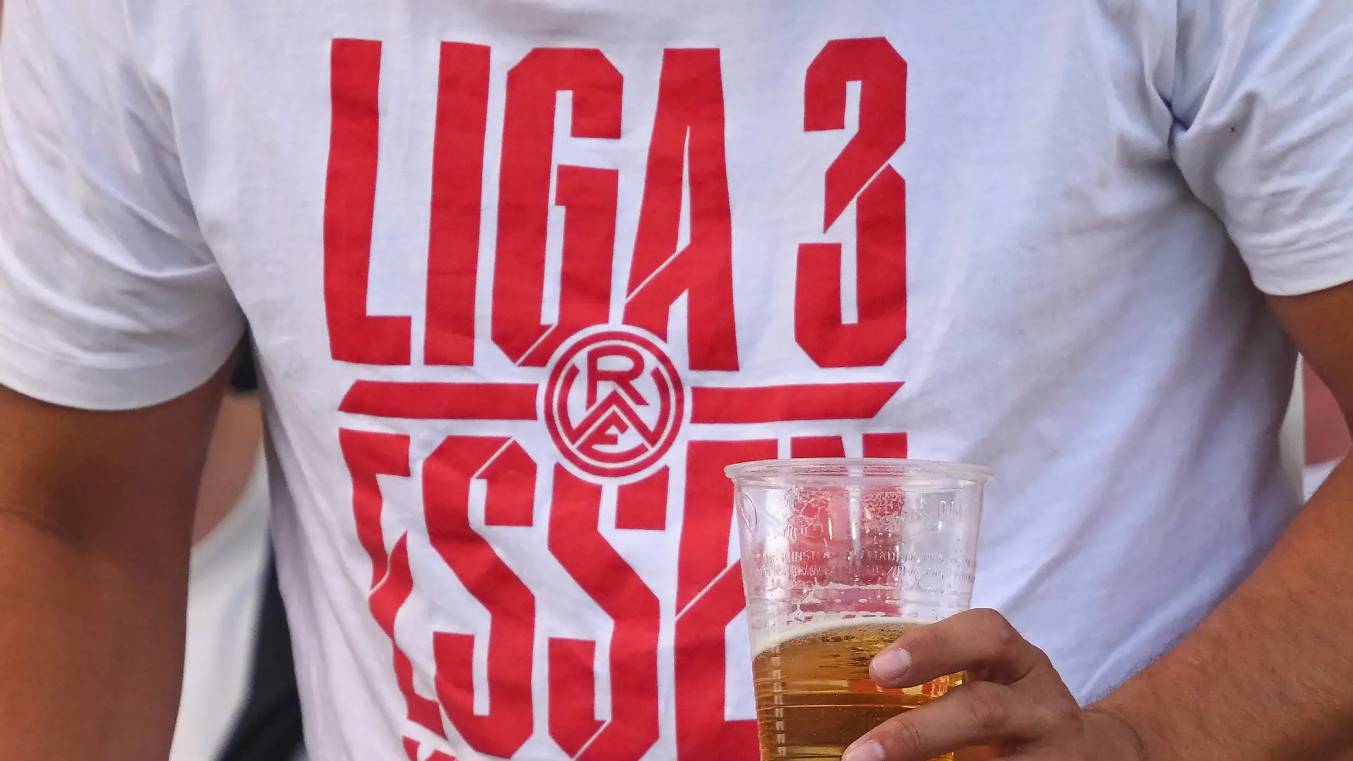 Das Motto der Saison fuer RWE. Rot Weiss Essen vs. Borussia Mönchengladbach, Fussball, Testspiel, Saisonvorbereitung, Saison 2022/2023, 01.07.2022 Rot Weiss Essen vs. Borussia Mönchengladbach, Fussball, Testspiel, Saisonvorbereitung, Saison 2022/2023, 01.07.2022 Essen *** The motto of the season for RWE Rot Weiss Essen vs Borussia Mönchengladbach, football, test match, pre-season, season 2022 2023, 01 07 2022 Rot Weiss Essen vs Borussia Mönchengladbach, football, test match, pre-season, season 2022 2023, 01 07 2022 Essen Copyright: xEibner-Pressefotox EP_THR