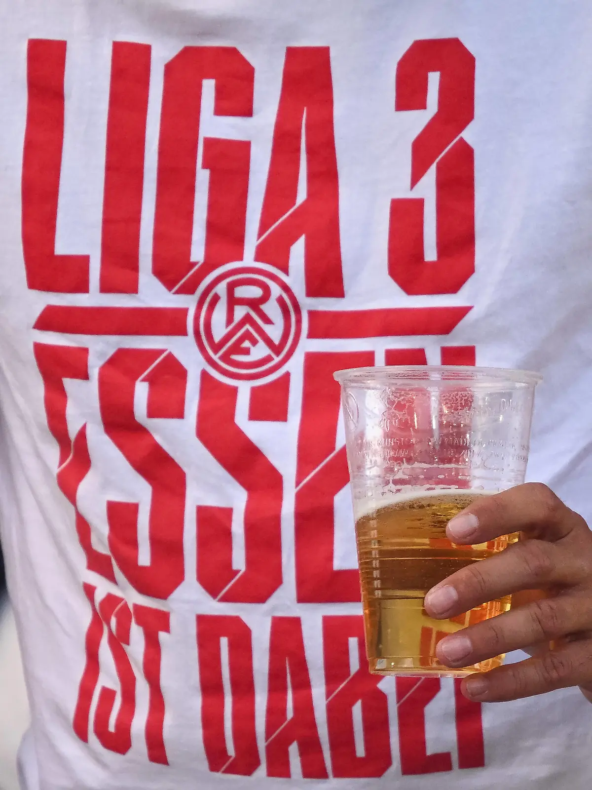  Das Motto der Saison fuer RWE. Rot Weiss Essen vs. Borussia Mönchengladbach, Fussball, Testspiel, Saisonvorbereitung, Saison 2022/2023, 01.07.2022 Rot Weiss Essen vs. Borussia Mönchengladbach, Fussball, Testspiel, Saisonvorbereitung, Saison 2022/2023, 01.07.2022 Essen *** The motto of the season for RWE Rot Weiss Essen vs Borussia Mönchengladbach, football, test match, pre-season, season 2022 2023, 01 07 2022 Rot Weiss Essen vs Borussia Mönchengladbach, football, test match, pre-season, season 2022 2023, 01 07 2022 Essen Copyright: xEibner-Pressefotox EP_THR
