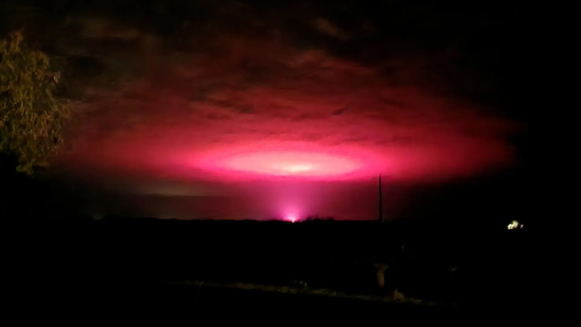 Pink glow lights up the sky above the Australian town of Mildura, Victoria, Australia in this picture obtained from social media and taken July 19, 2022. Instagram @desert_2_sea/via REUTERS THIS IMAGE HAS BEEN SUPPLIED BY A THIRD PARTY. MANDATORY CREDIT. NO RESALES. NO ARCHIVES.