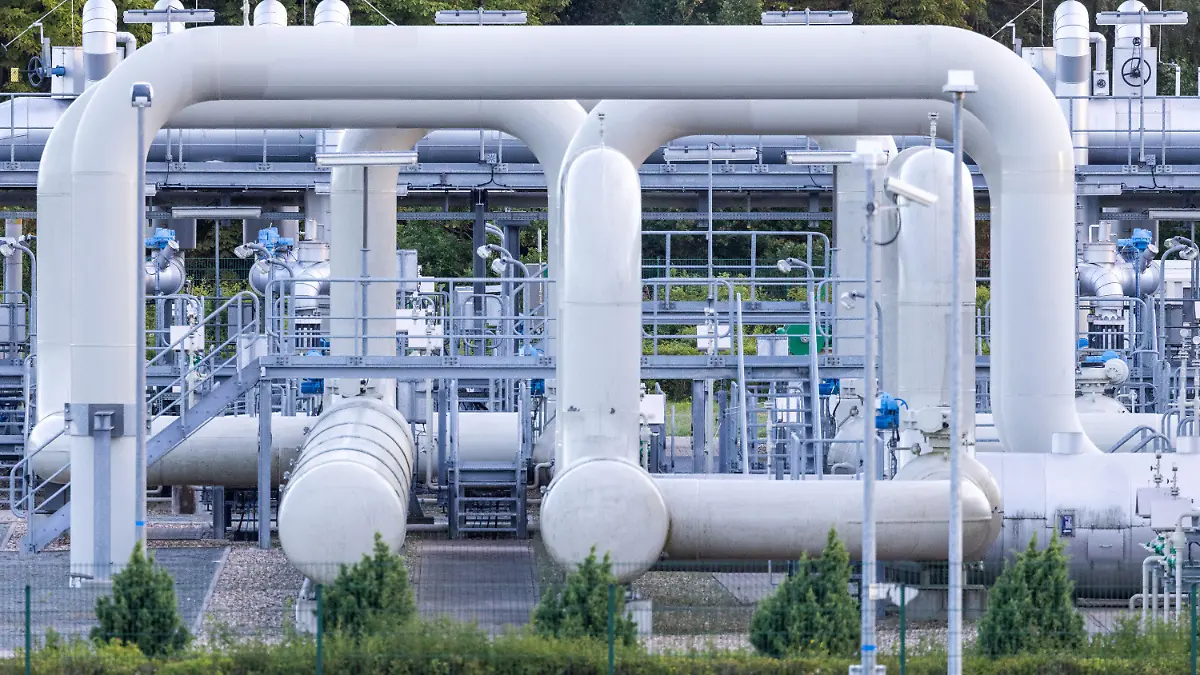 ARCHIV - 11.07.2022, Mecklenburg-Vorpommern, Lubmin: Rohrsysteme und Absperrvorrichtungen in der Gasempfangsstation der Ostseepipeline Nord Stream 1 und der Übernahmestation der Ferngasleitung OPAL (Ostsee-Pipeline-Anbindungsleitung). (zu dpa «Gaslieferungen durch Pipeline Nord Stream 1 angekündigt») Foto: Jens Büttner/dpa +++ dpa-Bildfunk +++