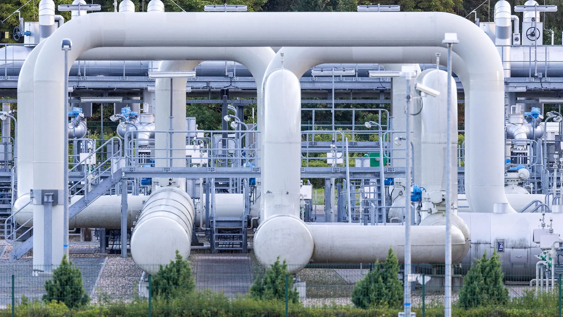 ARCHIV - 11.07.2022, Mecklenburg-Vorpommern, Lubmin: Rohrsysteme und Absperrvorrichtungen in der Gasempfangsstation der Ostseepipeline Nord Stream 1 und der Übernahmestation der Ferngasleitung OPAL (Ostsee-Pipeline-Anbindungsleitung). (zu dpa «Gaslieferungen durch Pipeline Nord Stream 1 angekündigt») Foto: Jens Büttner/dpa +++ dpa-Bildfunk +++