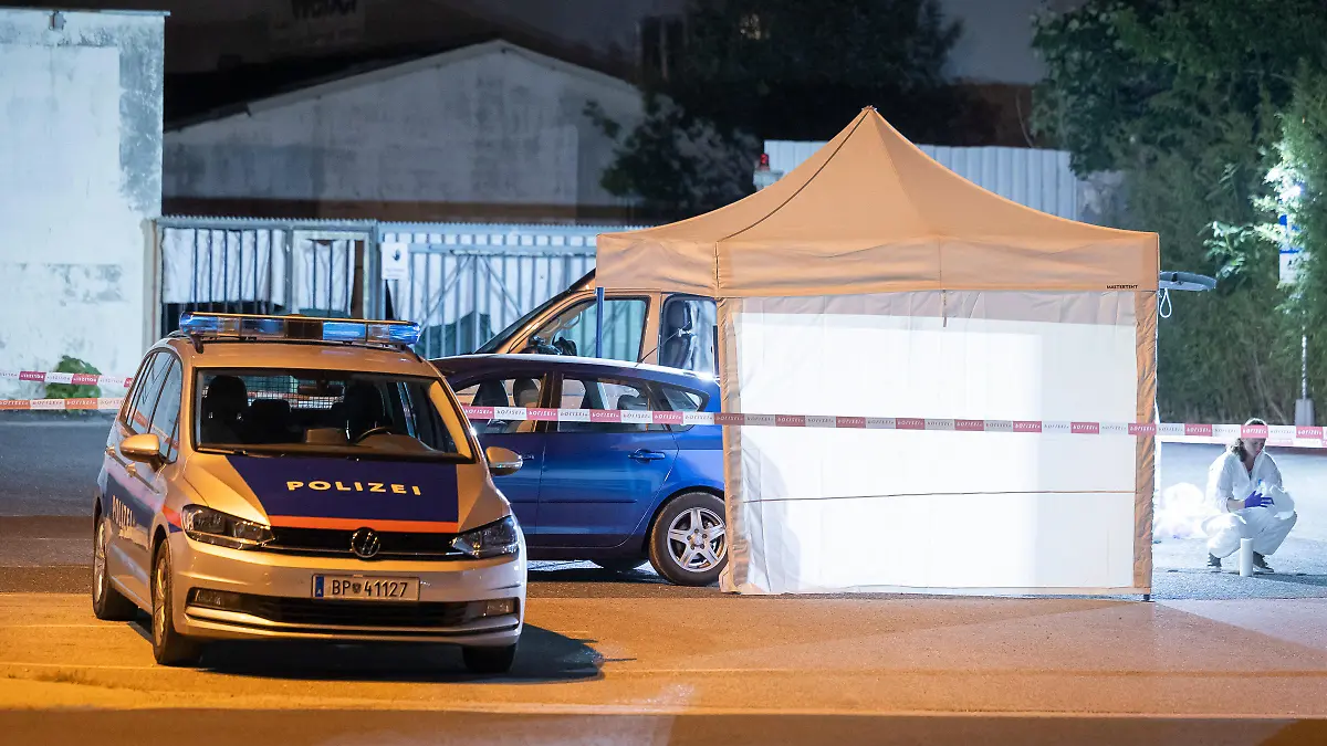 ABD0071_20230724 - ANSFELDEN - ÖSTERREICH: Am gestrigen Sonntagabend, 23. Juli 2023, führte die Polizei im Gemeindegebiet Ansfelden im Bezirk Linz-Land eine routinemäßige Verkehrskontrolle durch, die tragischerweise einen schockierenden Vorfall ans Licht brachte. Während der Kontrolle wurde ein Fahrzeug gestoppt und einer näheren Überprüfung unterzogen. Dabei machten die Beamten eine entsetzliche Entdeckung. Im Kofferraum des Fahrzeugs wurde eine leblose weibliche Person vorgefunden. - FOTO: APA/TEAM FOTOKERSCHI / BAYER - 20230723_PD17873