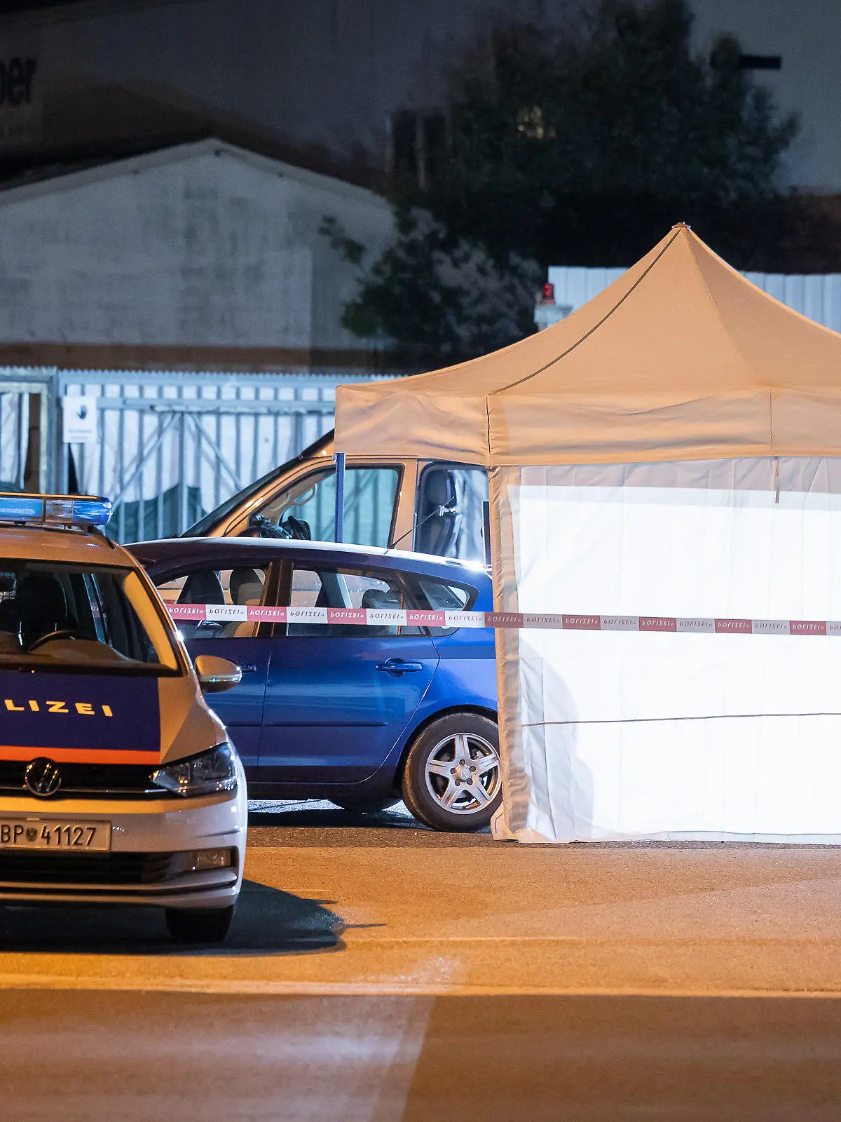 ABD0071_20230724 - ANSFELDEN - ÖSTERREICH: Am gestrigen Sonntagabend, 23. Juli 2023, führte die Polizei im Gemeindegebiet Ansfelden im Bezirk Linz-Land eine routinemäßige Verkehrskontrolle durch, die tragischerweise einen schockierenden Vorfall ans Licht brachte. Während der Kontrolle wurde ein Fahrzeug gestoppt und einer näheren Überprüfung unterzogen. Dabei machten die Beamten eine entsetzliche Entdeckung. Im Kofferraum des Fahrzeugs wurde eine leblose weibliche Person vorgefunden. - FOTO: APA/TEAM FOTOKERSCHI / BAYER - 20230723_PD17873
