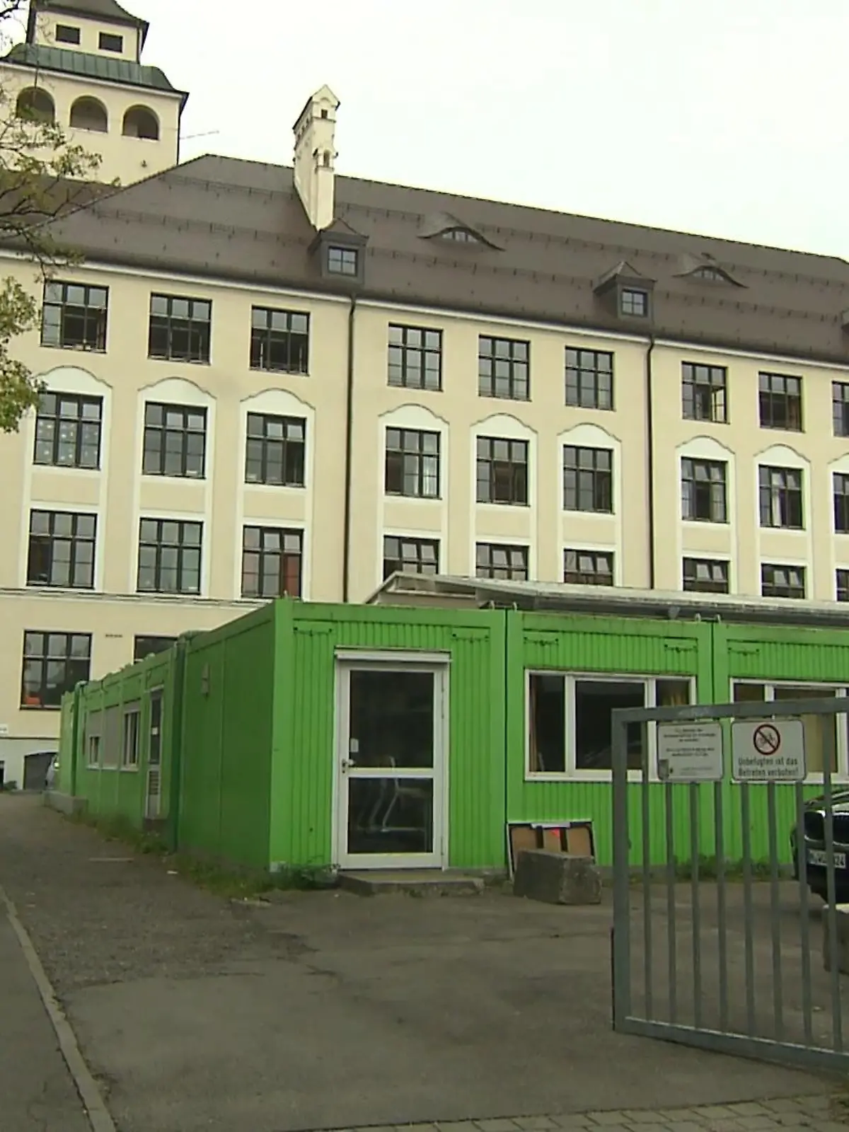 Ein Siebenjähriger soll in einer Grundschule in München auf der Toilette Klopapier angezündet und einen großen Schaden angerichtet haben. Die Schule musste geräumt werden. Der Junge habe erzählt, eine Wette mit einem Sechsjährigen verloren zu haben, erklärte die Polizei.