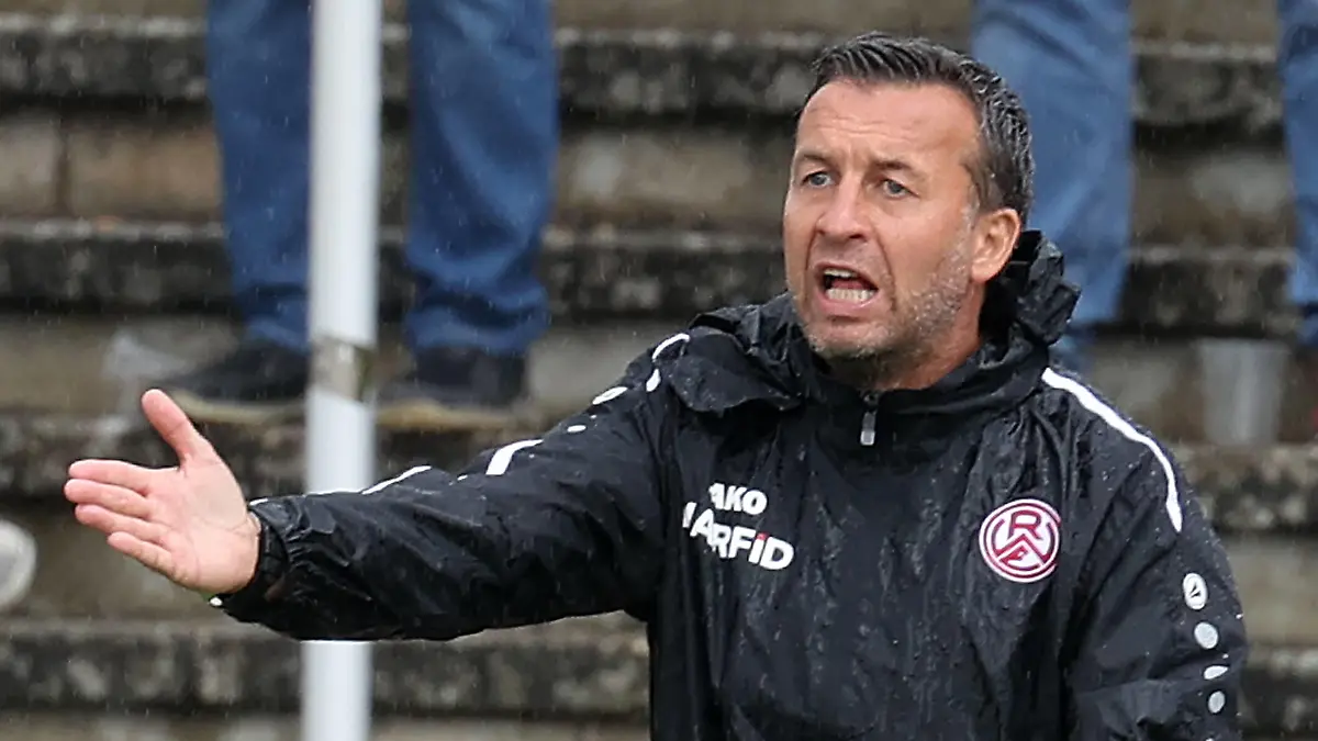 Cheftrainer Christoph Dabrowski Rot-Weiss Essen DFL REGULATIONS PROHIBIT ANY USE OF PHOTOGRAPHS AS IMAGE SEQUENCES AND/OR QUASI-VIDEO. *** Head Coach Christoph Dabrowski Rot Weiss Essen DFL REGULATES PROHIBIT ANY USE OF PHOTOGRAPHS AS IMAGE SEQUENCES AND OR QUASI VIDEO