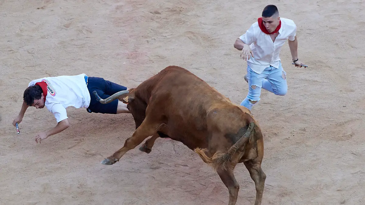 July 10, 2022, Pamplona, Navarre, Spain: Fourth running of the bulls at the San Fermin Festival in Pamplona, northern Spain, on July 10, 2022. Revelers from all over the world flock to Pamplona every year to participate in the eight days of bullfighting. Made famous by American writer Ernest Hemmingway's 1926 novel 'The Sun Also Rises', the annual San Fermin Festival involves the daily running of the bulls through the historic heart of Pamplona to the bullring. (Credit Image: © Ruben Albarran/ZUMA Press Wire