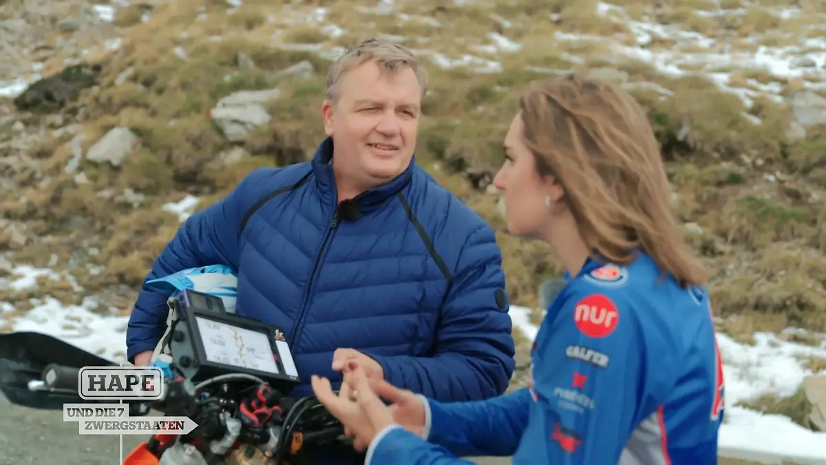 Eine Enduro-Fahrerin und ein Rallymeister Sportmekka Andorra