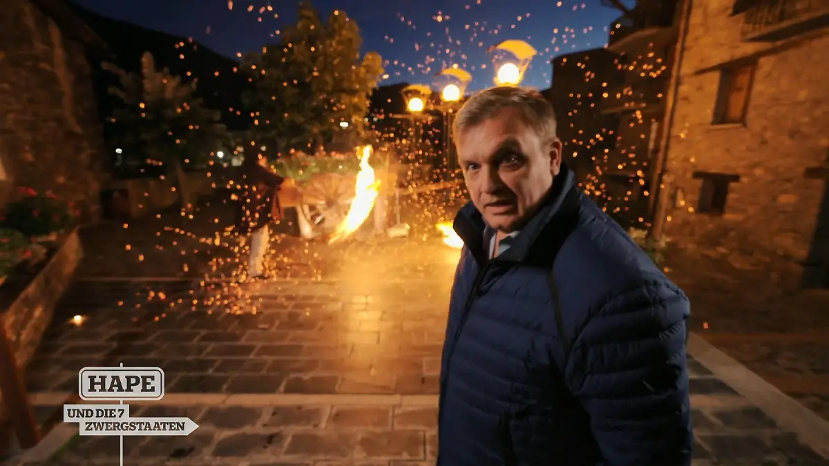 Hape feiert das Johannesfest mit, indem er Feuer schwingt Feuertaufe