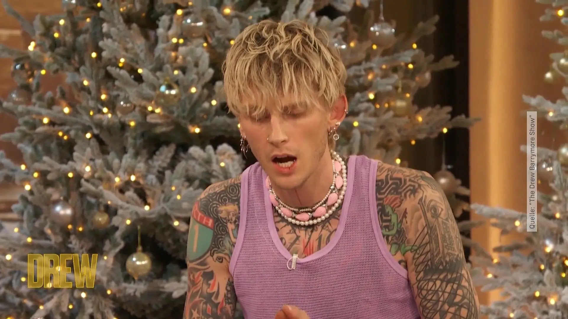 Machine Gun Kelly verrät Liebes-Details Beim Nägel lackieren