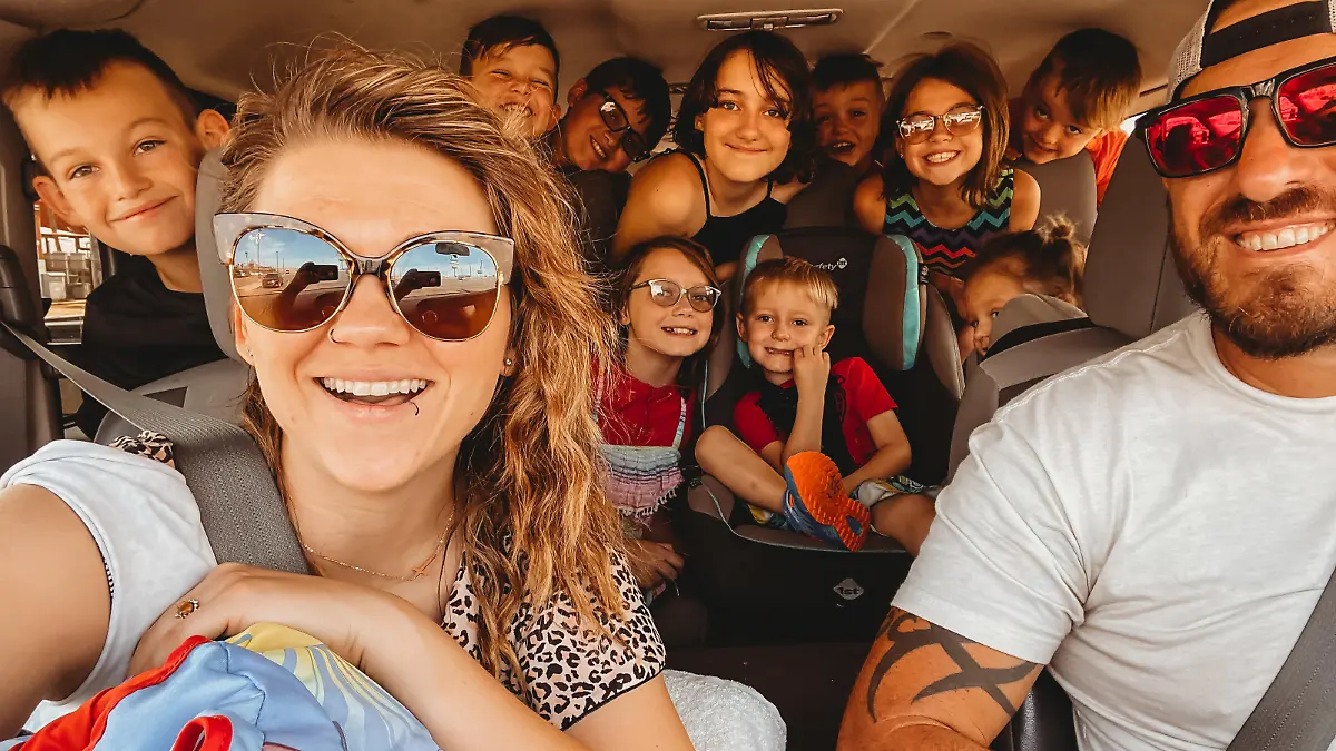 MERCURY PRESS  (Pictured:  Tracee Schaeffer and the whole family in the car together.   )   - A mum of ten children has revealed her crazy schedule, which includes waking up at 4am daily! Tracee Schaeffer, 34, and husband Justin, 40, live together in their Arizona, US, home, along with Dahlila, 14, Beau, 13, Ryan, 12, Scarlett, 11, Tootie, nine, Wyatt, nine, Rhett, eight, Rhiggs, eight, Remy, six, and Ausy, three. Tracee revealed that she keeps on top of things with chore charts for all the children, so she's not left with all the housework alongside running her business, Pop Culture Agency, which helps women in business with their online presence. However, Tracee still must juggle working with home-schooling some of the children, hockey practices, and feeding her chicken. -  SEE MERCURY COPY