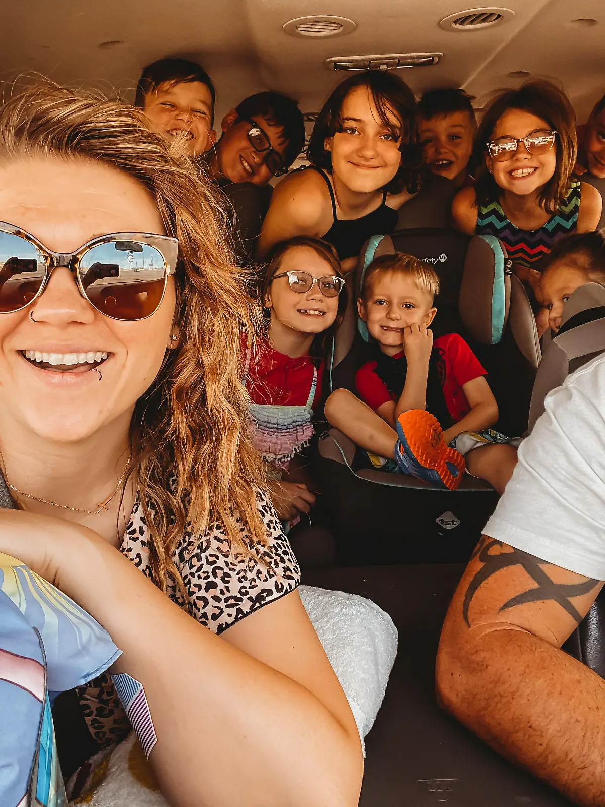 MERCURY PRESS  (Pictured:  Tracee Schaeffer and the whole family in the car together.   )   - A mum of ten children has revealed her crazy schedule, which includes waking up at 4am daily! Tracee Schaeffer, 34, and husband Justin, 40, live together in their Arizona, US, home, along with Dahlila, 14, Beau, 13, Ryan, 12, Scarlett, 11, Tootie, nine, Wyatt, nine, Rhett, eight, Rhiggs, eight, Remy, six, and Ausy, three. Tracee revealed that she keeps on top of things with chore charts for all the children, so she's not left with all the housework alongside running her business, Pop Culture Agency, which helps women in business with their online presence. However, Tracee still must juggle working with home-schooling some of the children, hockey practices, and feeding her chicken. -  SEE MERCURY COPY