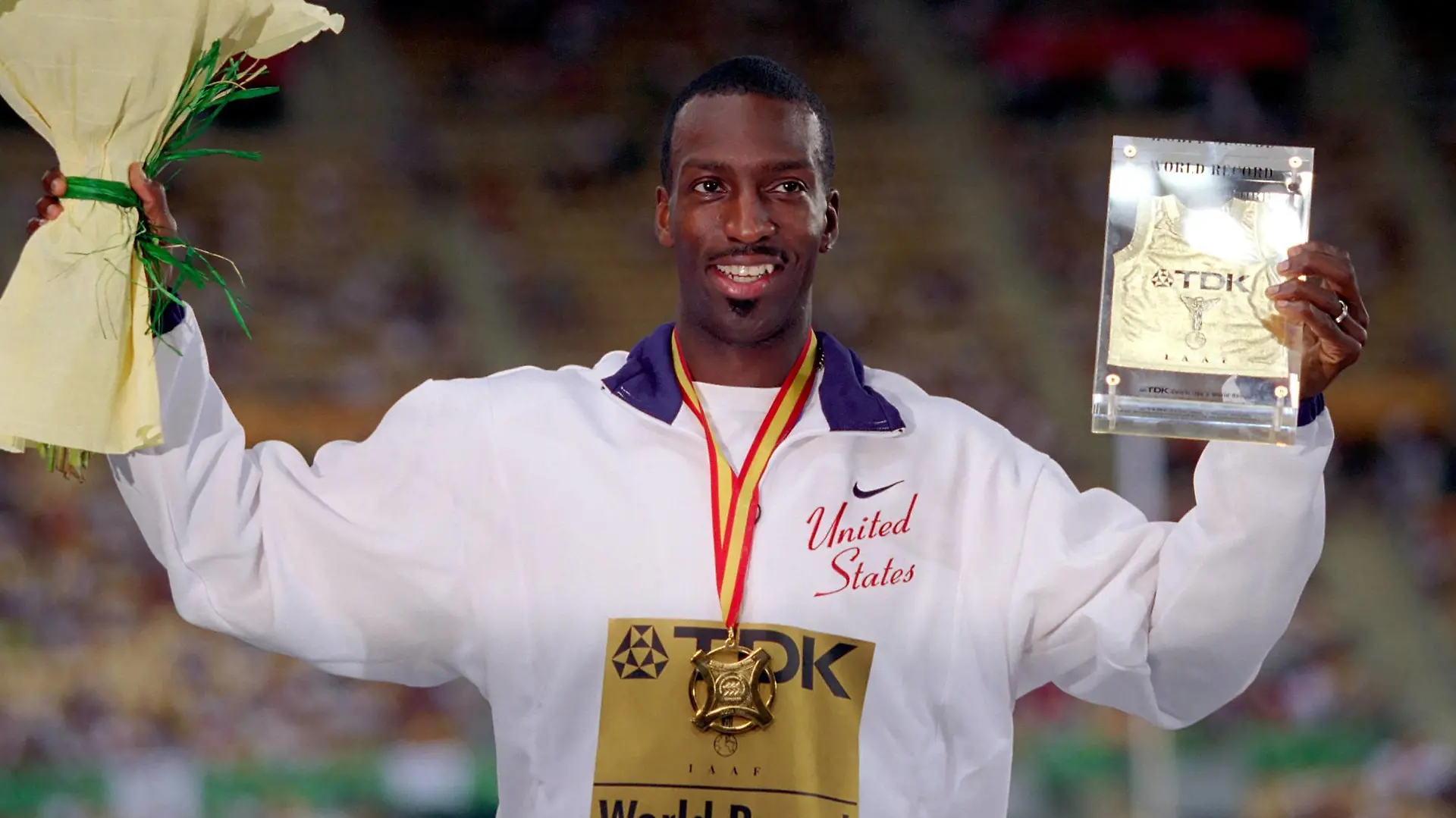 Sieger Michael Johnson (USA) präsentiert stolz Goldmedaille und eine Auszeichnung für seinen in Sevilla gelaufenen Weltrekord
Winner Michael Johnson USA presents Pride Gold medal and a Award for his in Seville completed World record