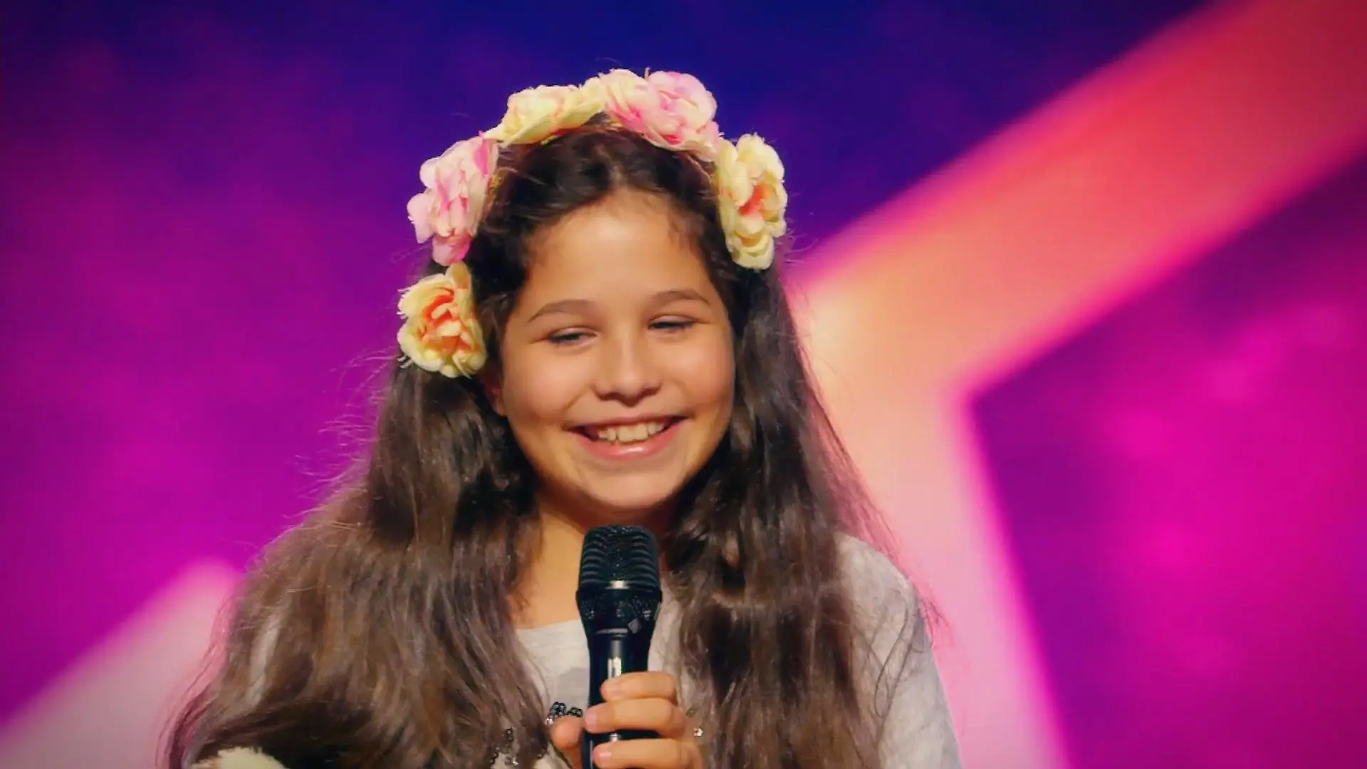 Elena kam mit dem goldenen Buzzer ins Finale Was für eine Stimme!