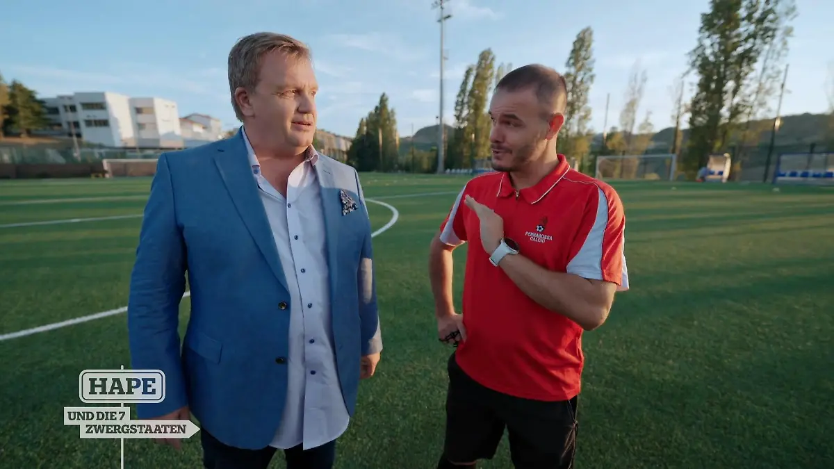 Hape trifft einen Fußballspieler und eine Sängerin Musik bis Gesang
