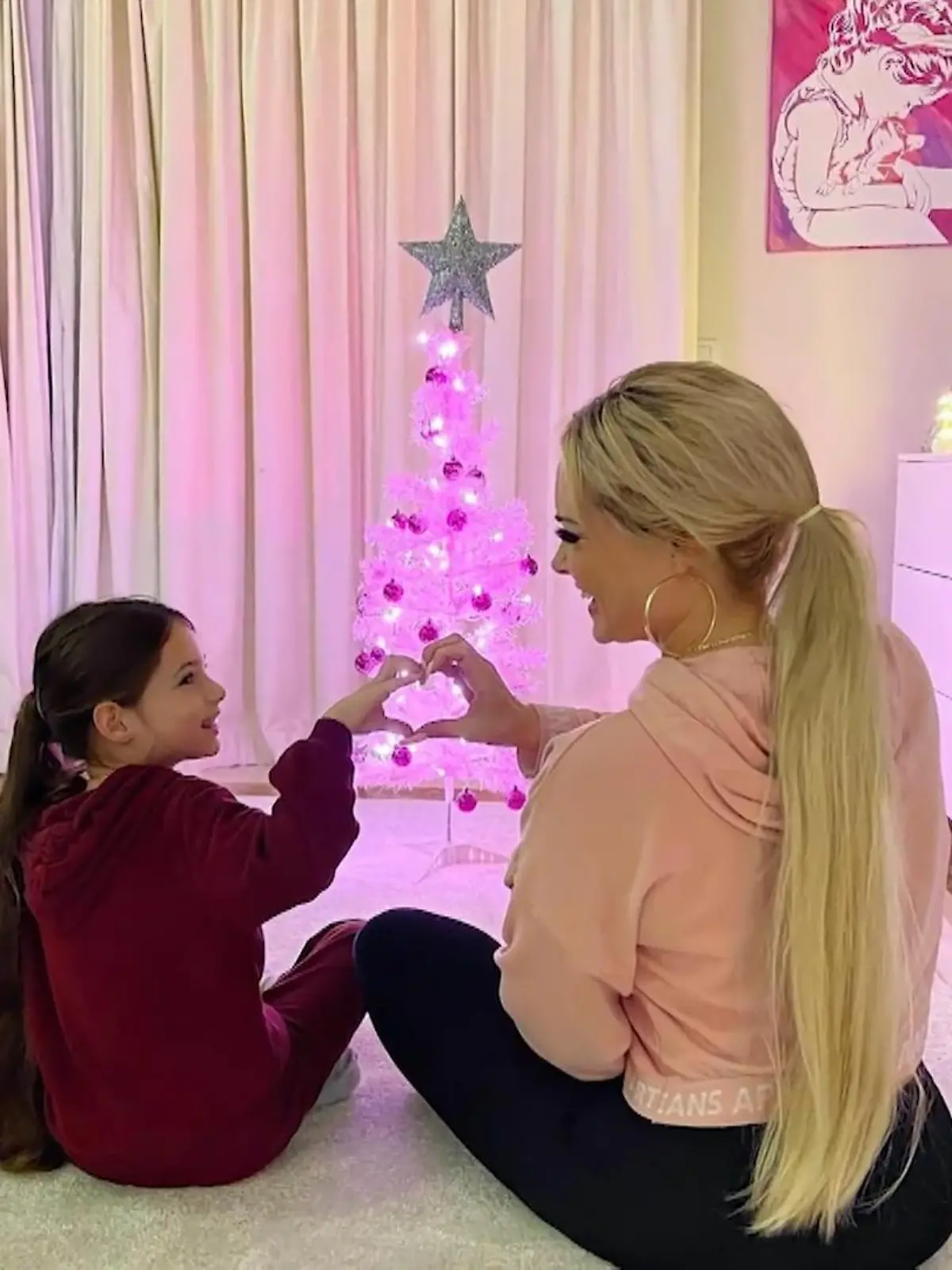 Bild zu: "Die Katze setzt auch bei der Weihnachts-Deko auf Pink"