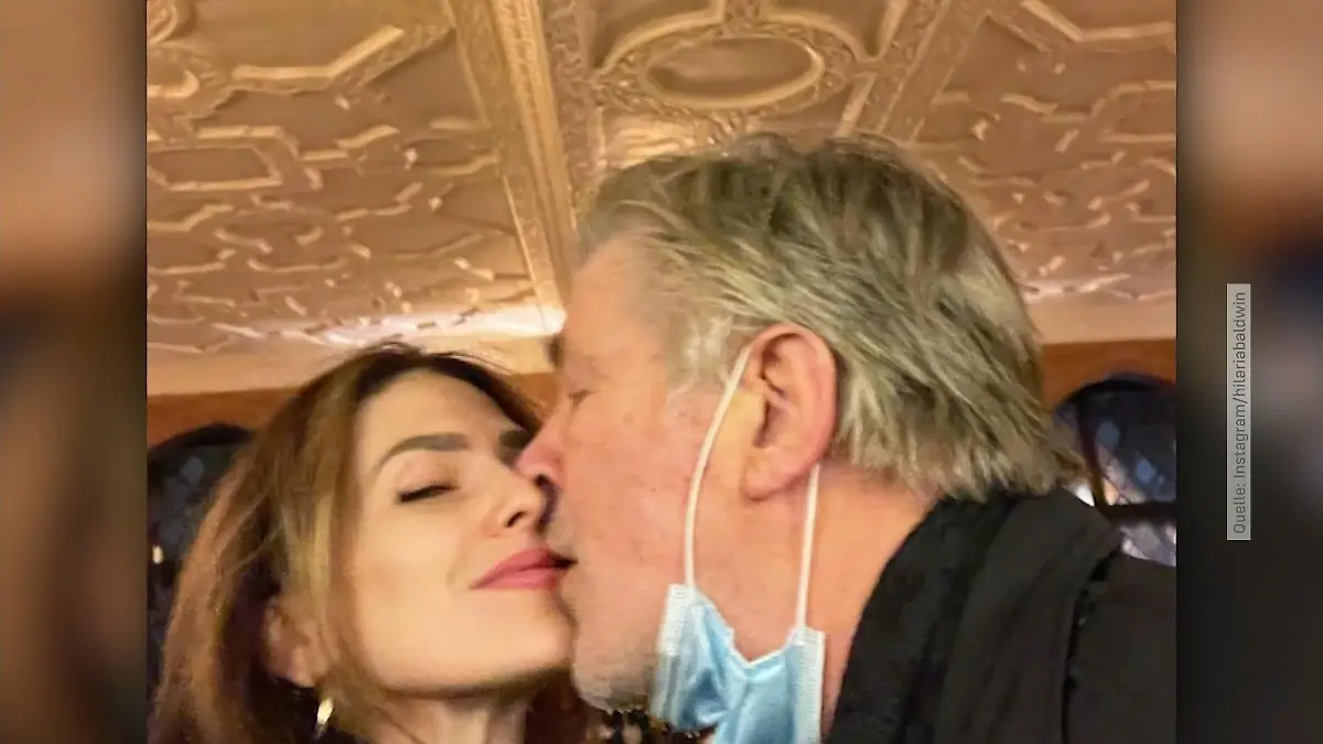 Hilaria Baldwin teilt Kussfoto mit ihrem Alec Weihnachtliche Ablenkung