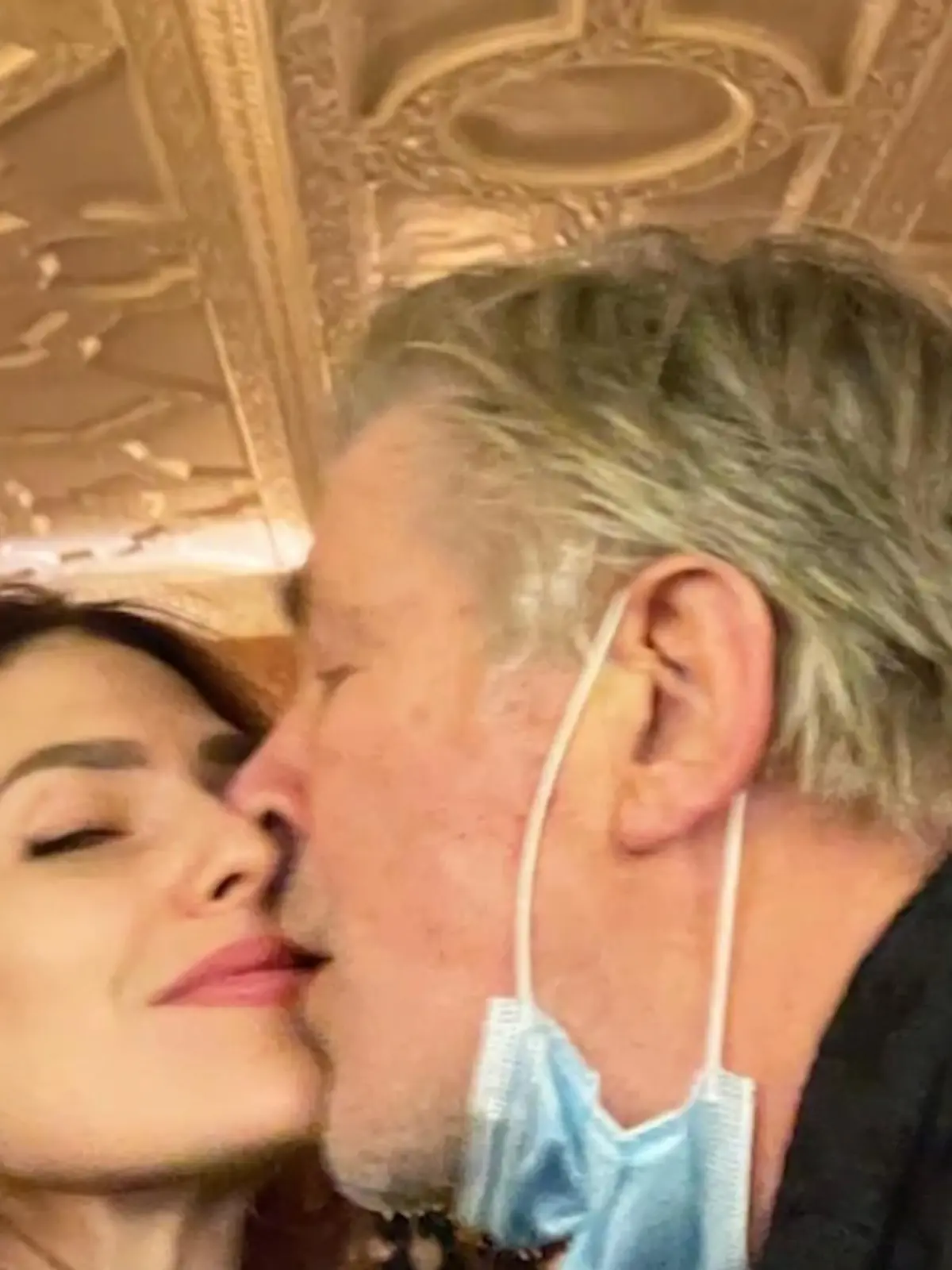 Bild zu: "Hilaria Baldwin teilt Kussfoto mit ihrem Alec"