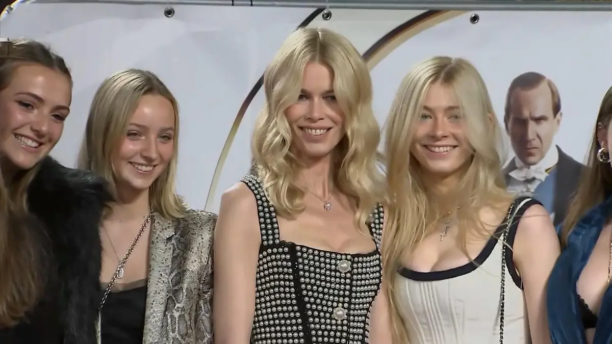Claudia Schiffer zeigt ihre Tochter Clementine Mutter-Tochter-Gespann auf rotem Teppich