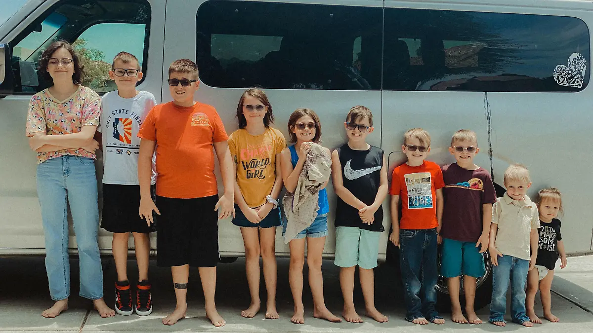 MERCURY PRESS  (Pictured: Dahlila, 14, Beau, 13, Ryan, 12, Scarlett, 11, Tootie, nine, Wyatt, nine, Rhett, eight, Rhiggs, eight, Remy, six, and Ausy, three.  )   - A mum of ten children has revealed her crazy schedule, which includes waking up at 4am daily! Tracee Schaeffer, 34, and husband Justin, 40, live together in their Arizona, US, home, along with Dahlila, 14, Beau, 13, Ryan, 12, Scarlett, 11, Tootie, nine, Wyatt, nine, Rhett, eight, Rhiggs, eight, Remy, six, and Ausy, three. Tracee revealed that she keeps on top of things with chore charts for all the children, so she's not left with all the housework alongside running her business, Pop Culture Agency, which helps women in business with their online presence. However, Tracee still must juggle working with home-schooling some of the children, hockey practices, and feeding her chicken. -  SEE MERCURY COPY