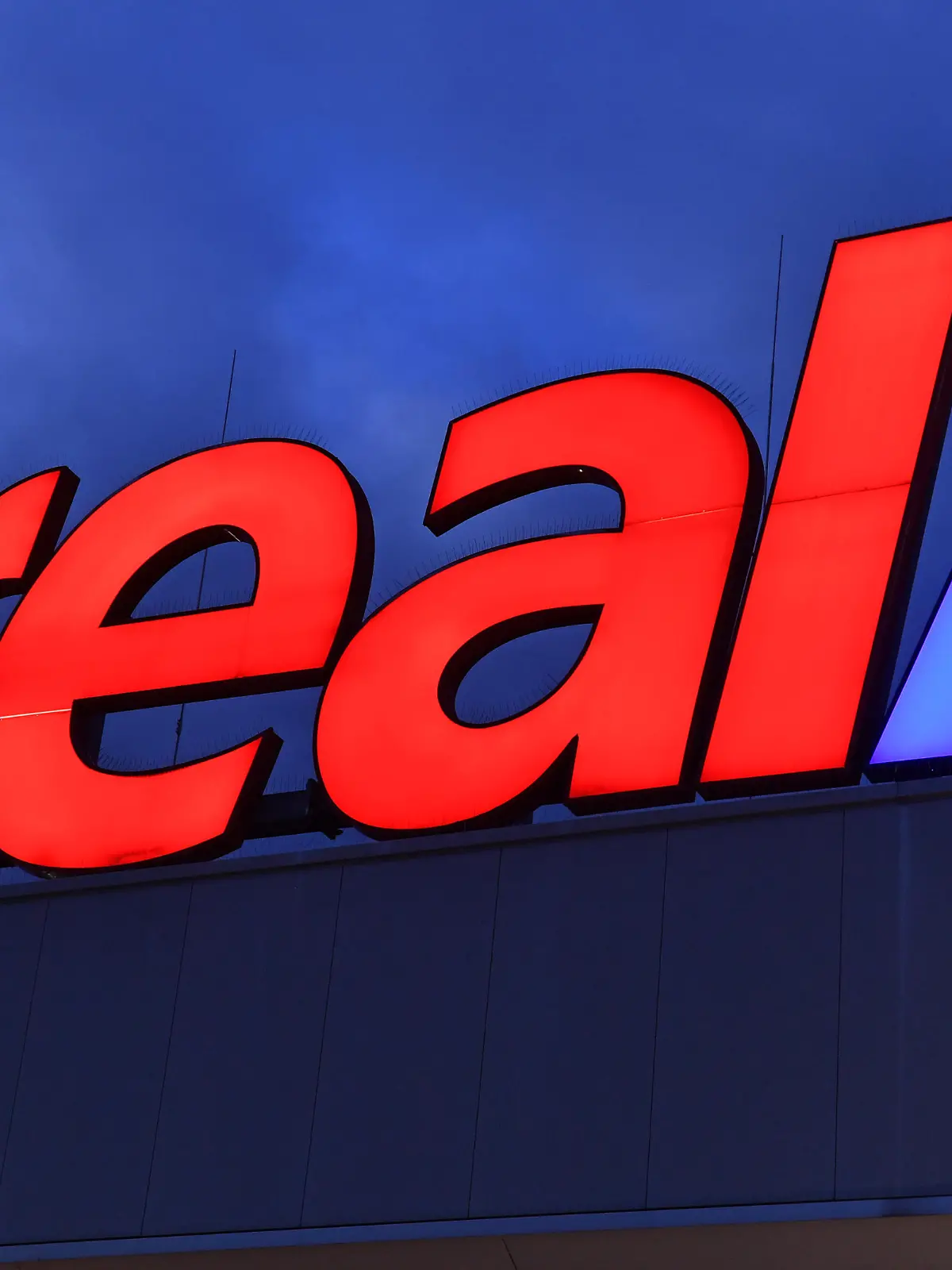 Real Ð Rund 30 Maerkte werden nach Verkauf geschlossen. Rund 30 der noch bestehenden 276 Real-Maerkte sollen nach dem bevorstehenden Verkauf der Supermarktkette an den Finanzinvestor SCP geschlossen werden. Supermarkt in Muenchen Freimann,Aussenansicht, Abendstimmung am 14.02.2020.
